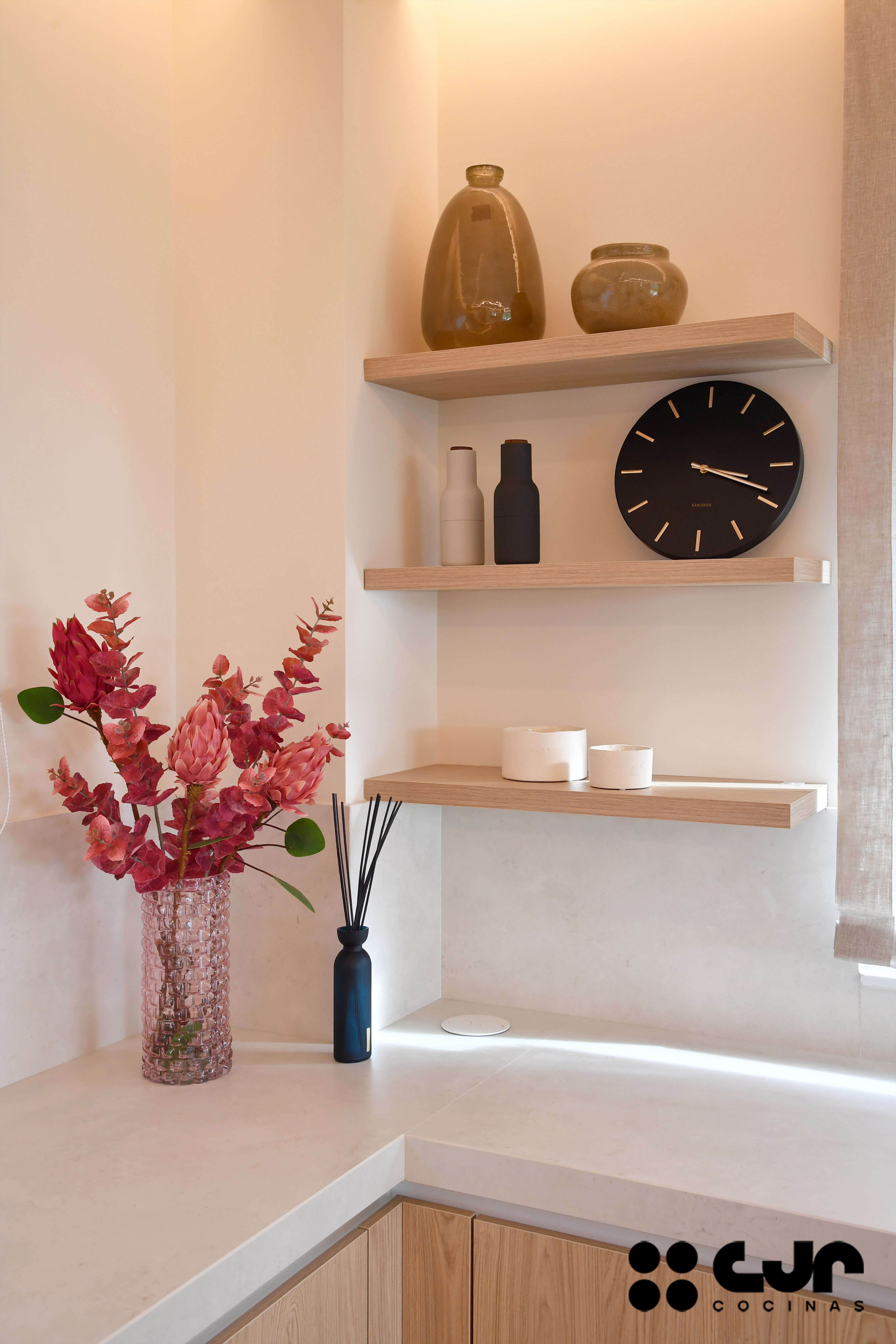 Cocina en madera grande con isla Dekton Sandik Cocinas CJR