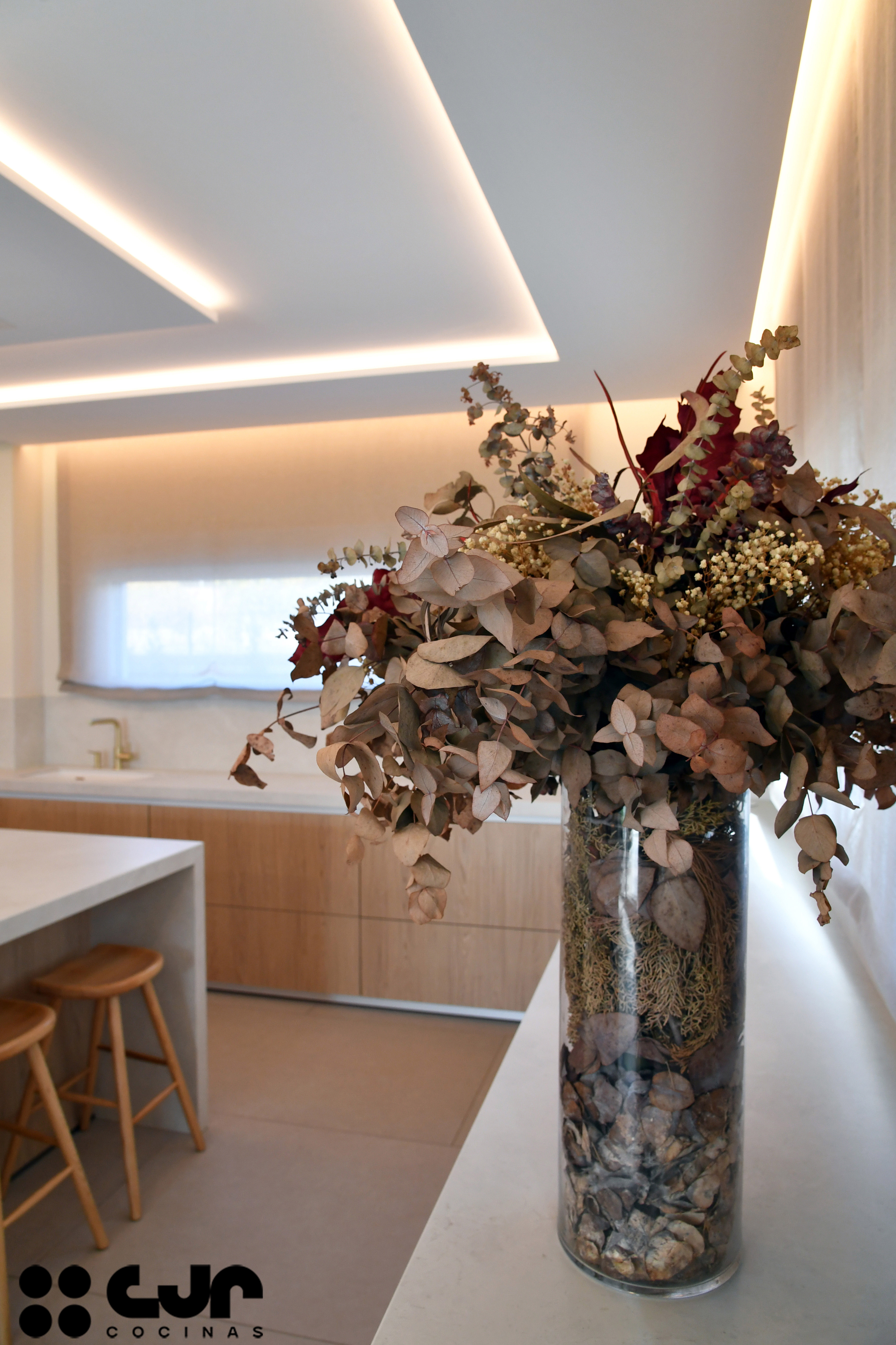 Cocina en madera grande con isla Dekton Sandik Cocinas CJR