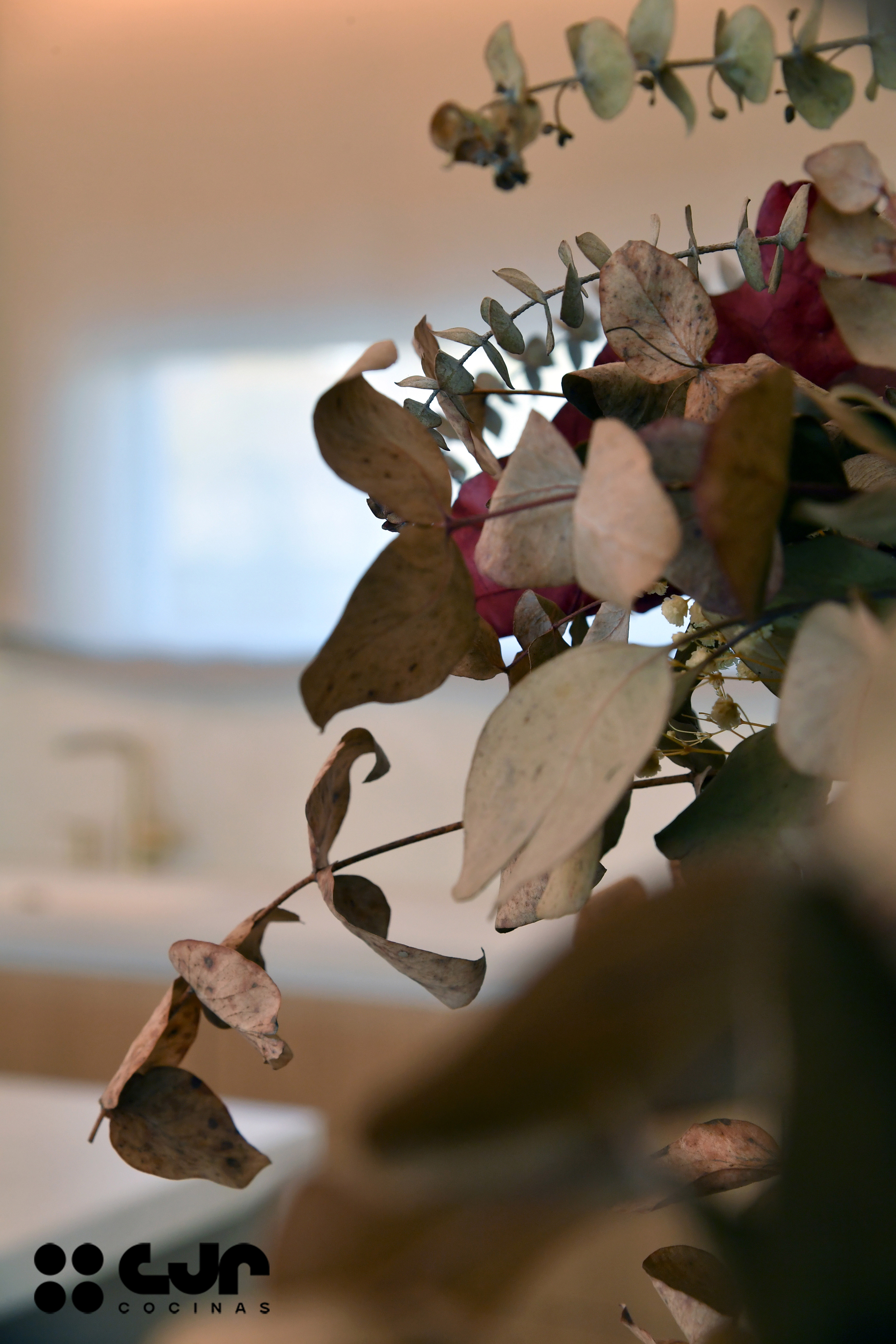 Cocina en madera grande con isla Dekton Sandik Cocinas CJR