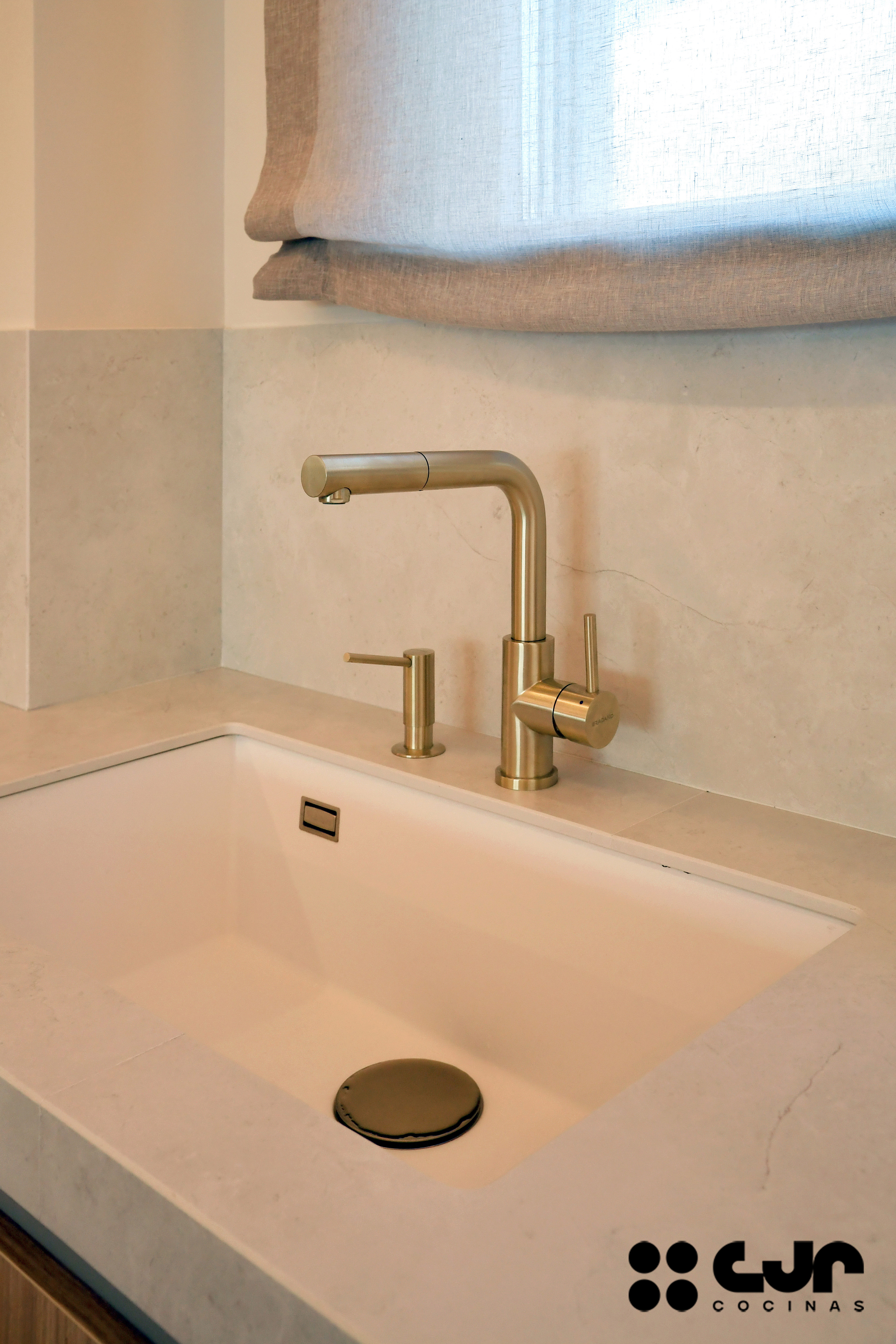 Cocina en madera grande con isla Dekton Sandik Cocinas CJR