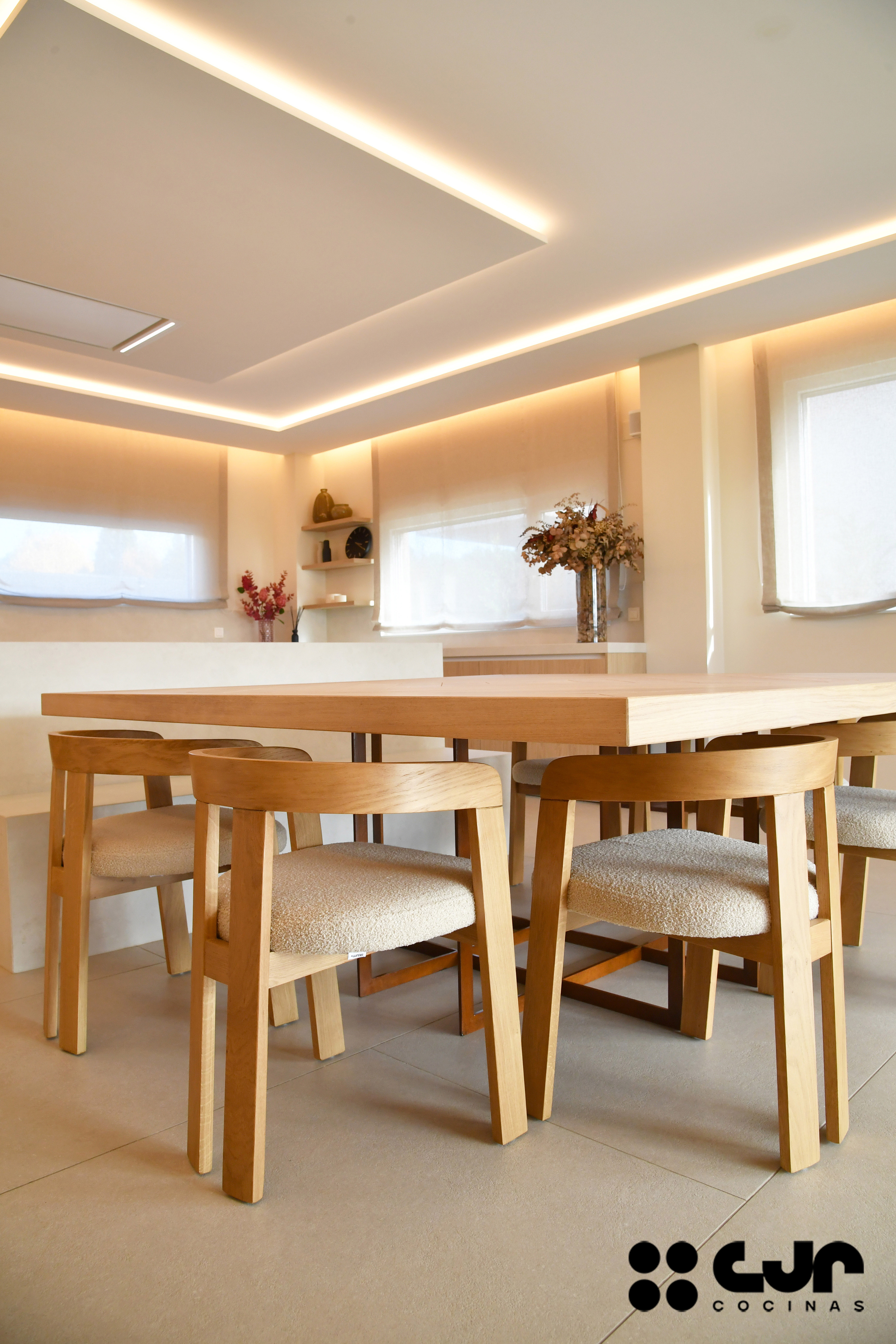 Cocina en madera grande con isla Dekton Sandik Cocinas CJR