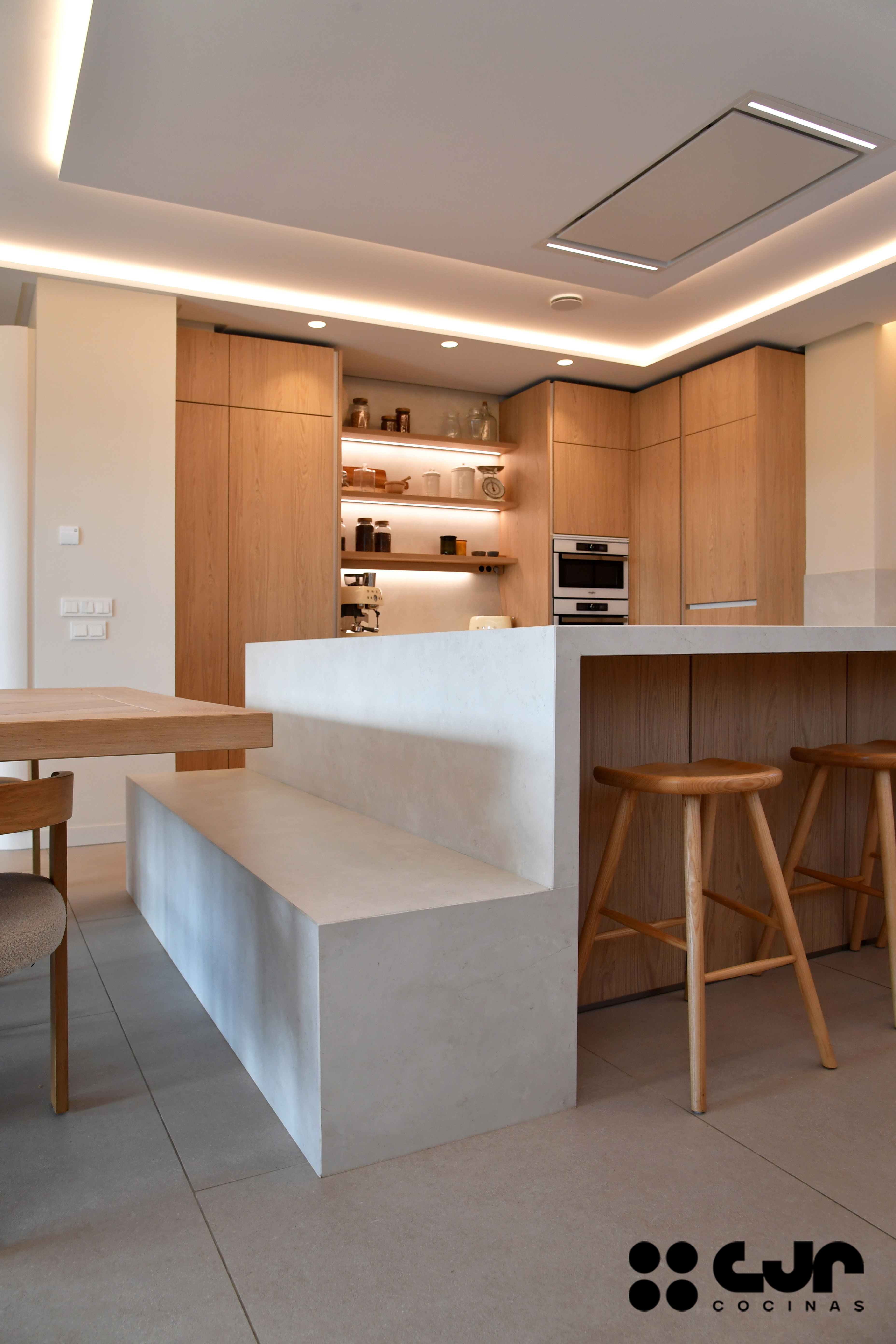 Cocina en madera grande con isla Dekton Sandik Cocinas CJR