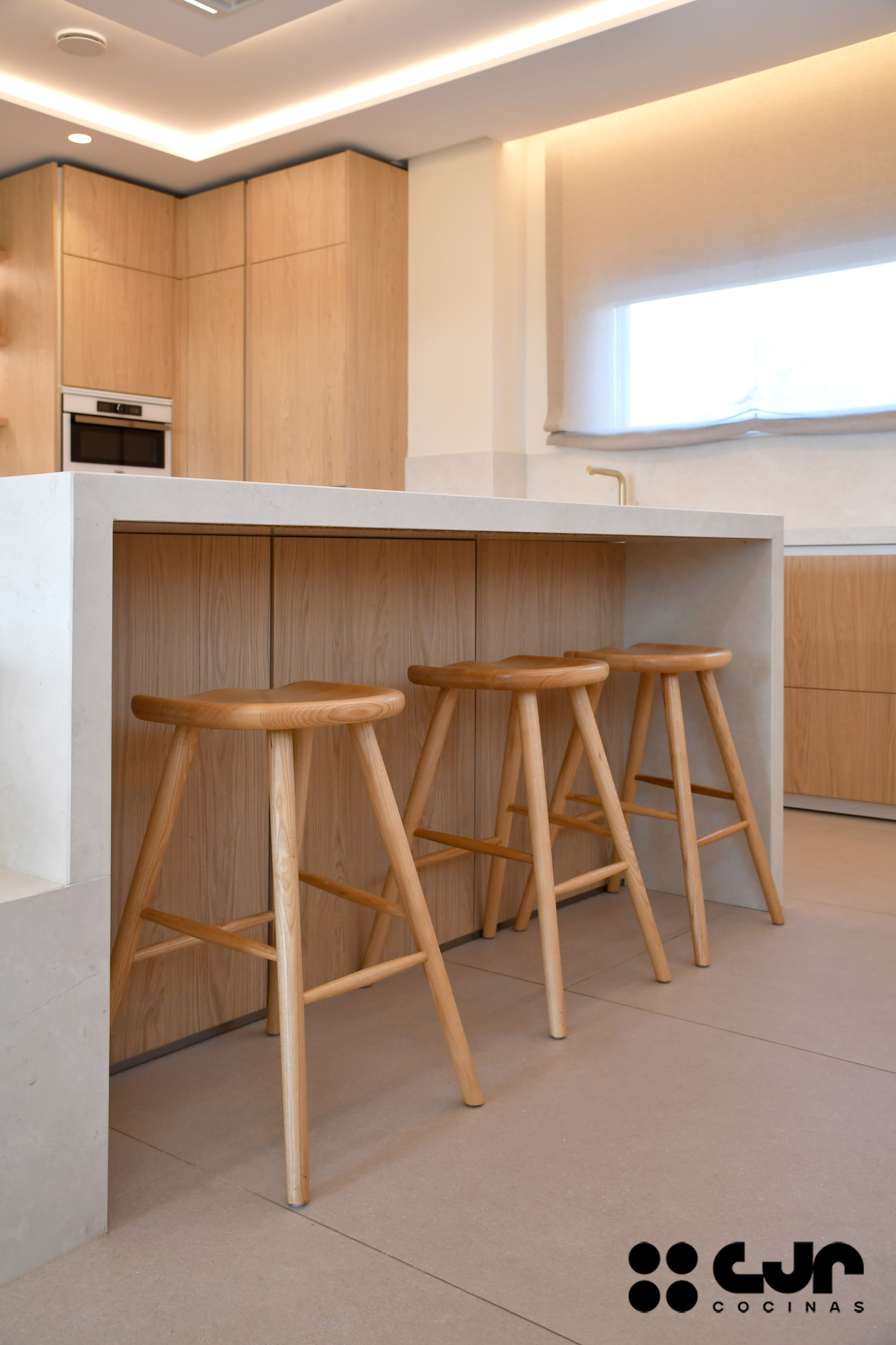 Cocina en madera grande con isla Dekton Sandik Cocinas CJR