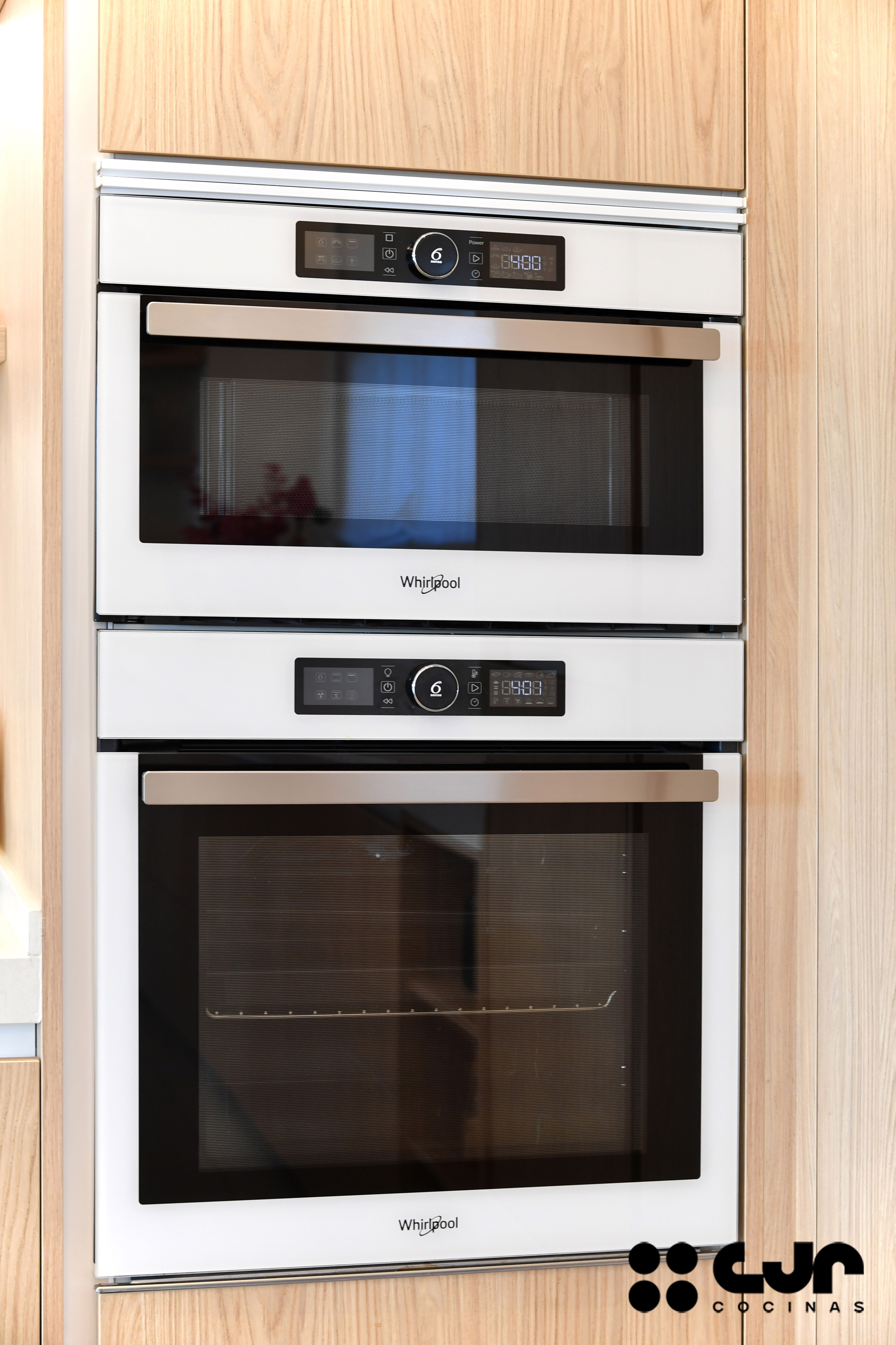 Cocina en madera grande con isla Dekton Sandik Cocinas CJR