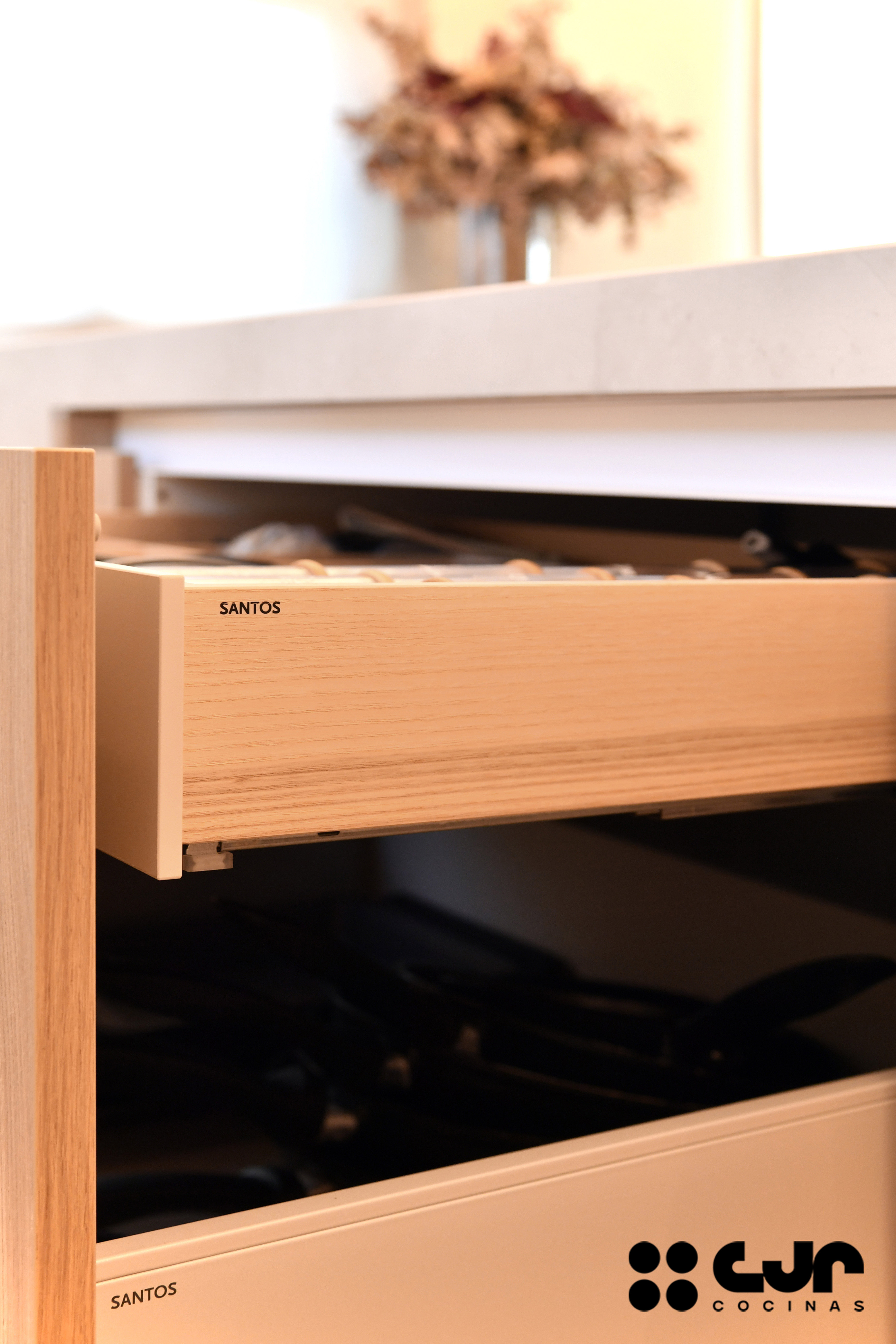 Cocina en madera grande con isla Dekton Sandik Cocinas CJR