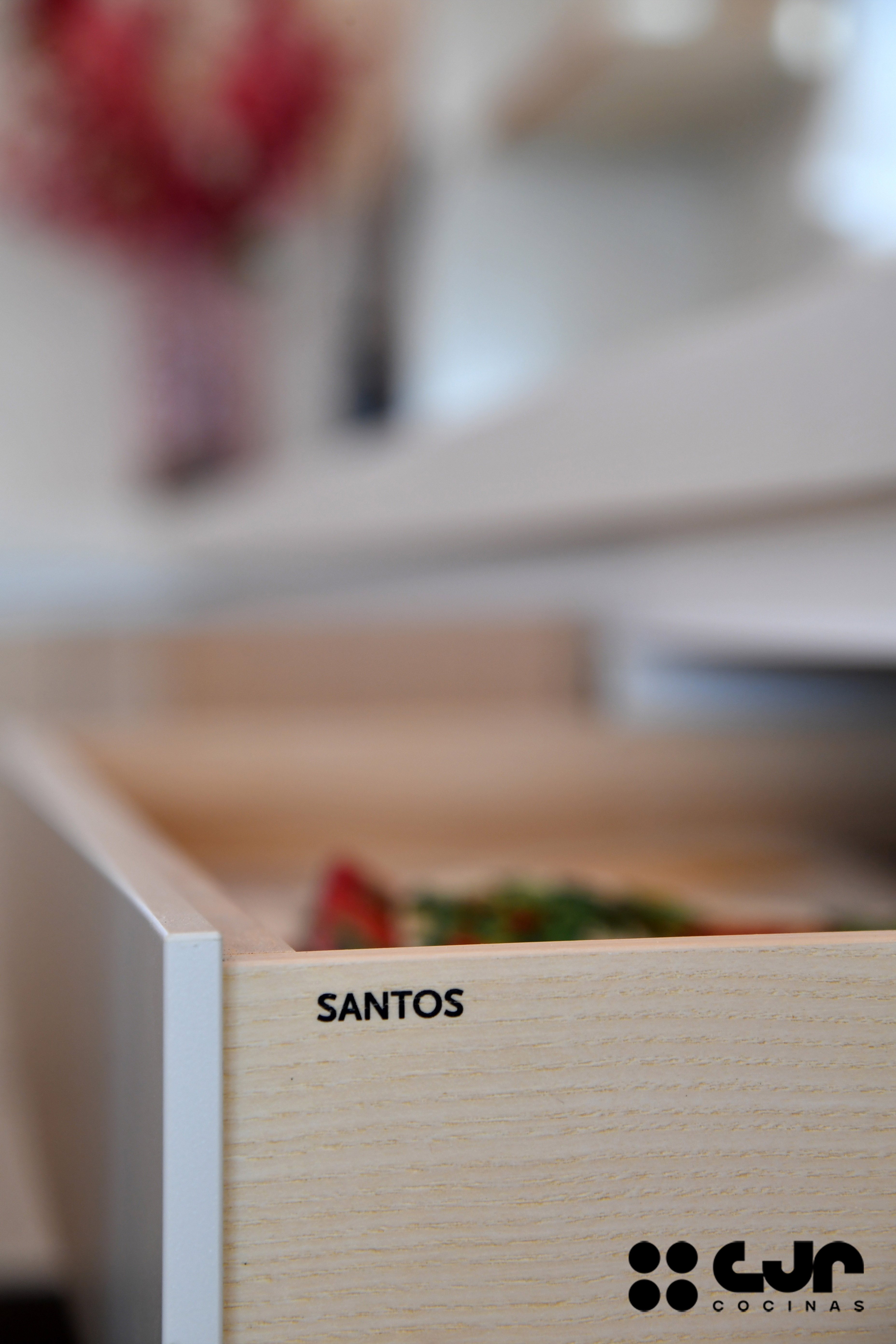 Cocina en madera grande con isla Dekton Sandik Cocinas CJR