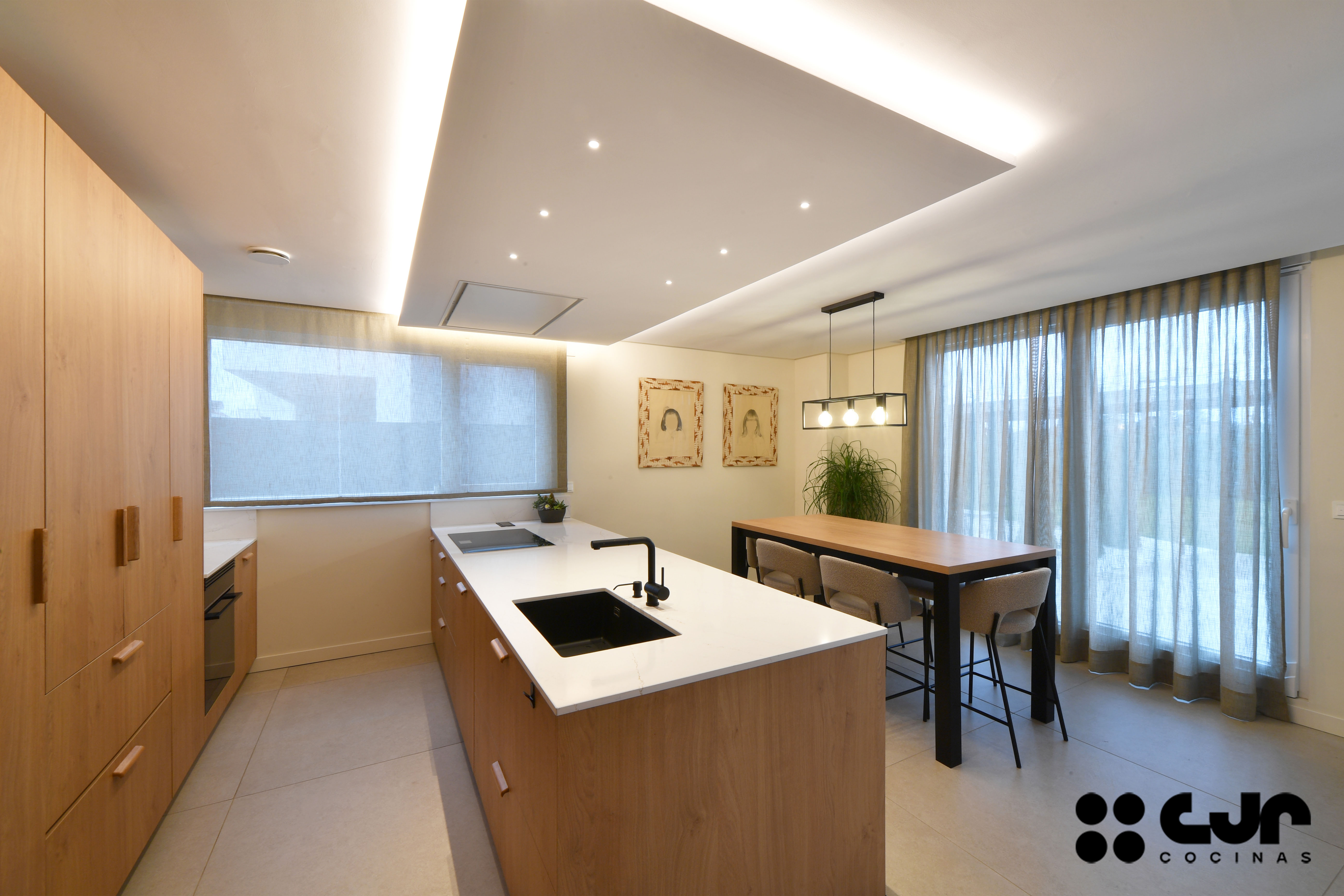 cocina en madera moderna con peninsula y barra cocinas cjr