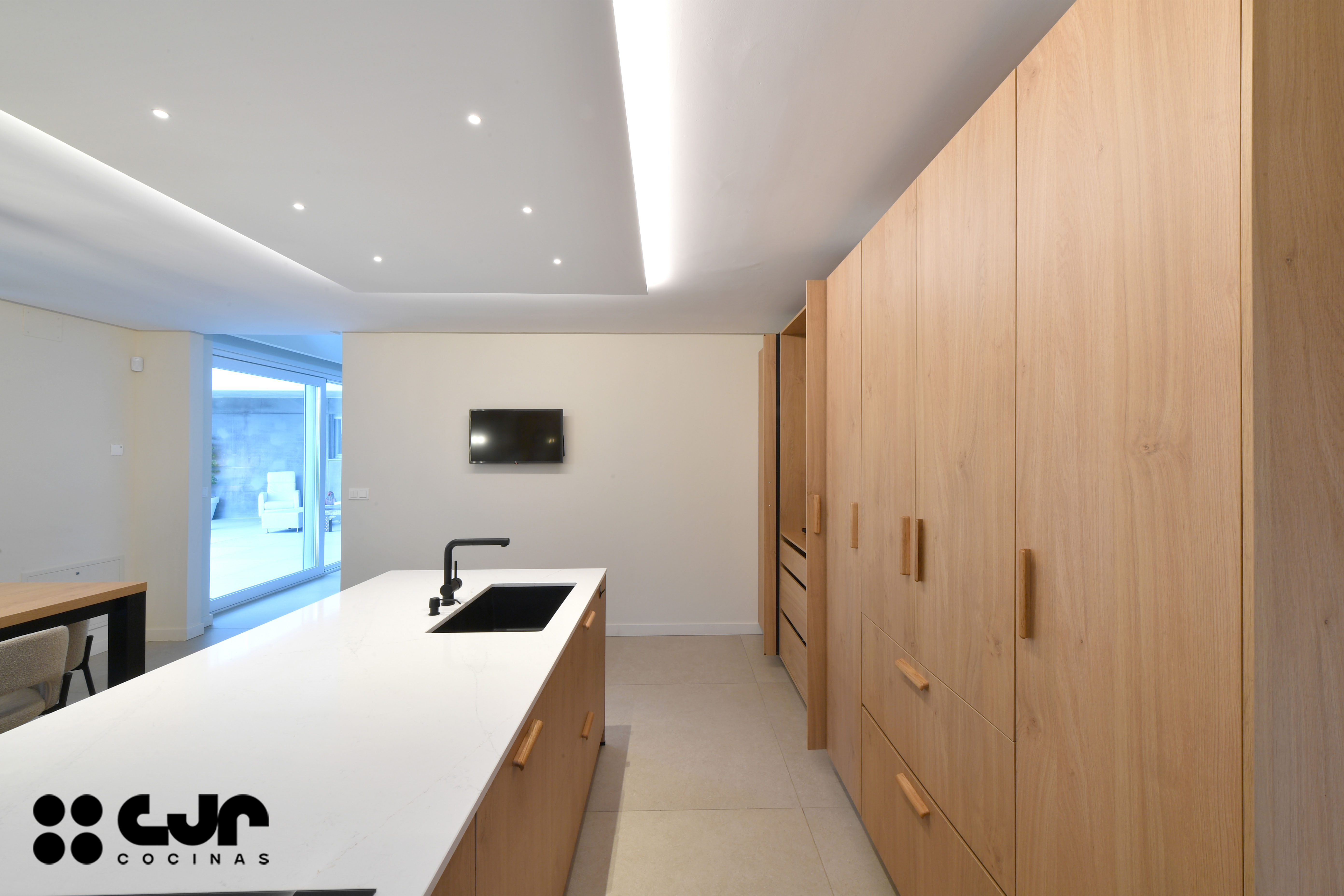 cocina en madera moderna con peninsula y barra cocinas cjr