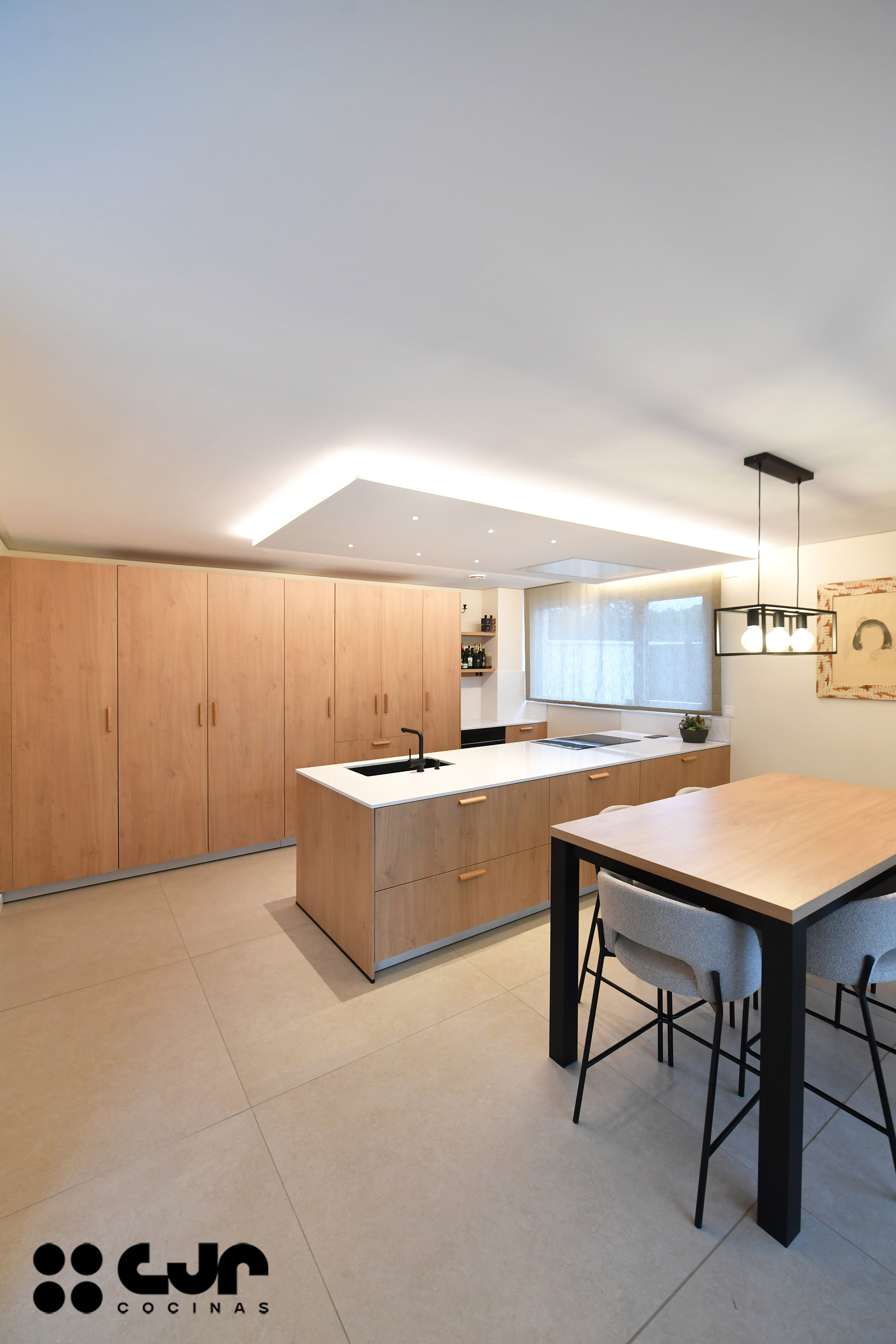 cocina en madera moderna con peninsula y barra cocinas cjr