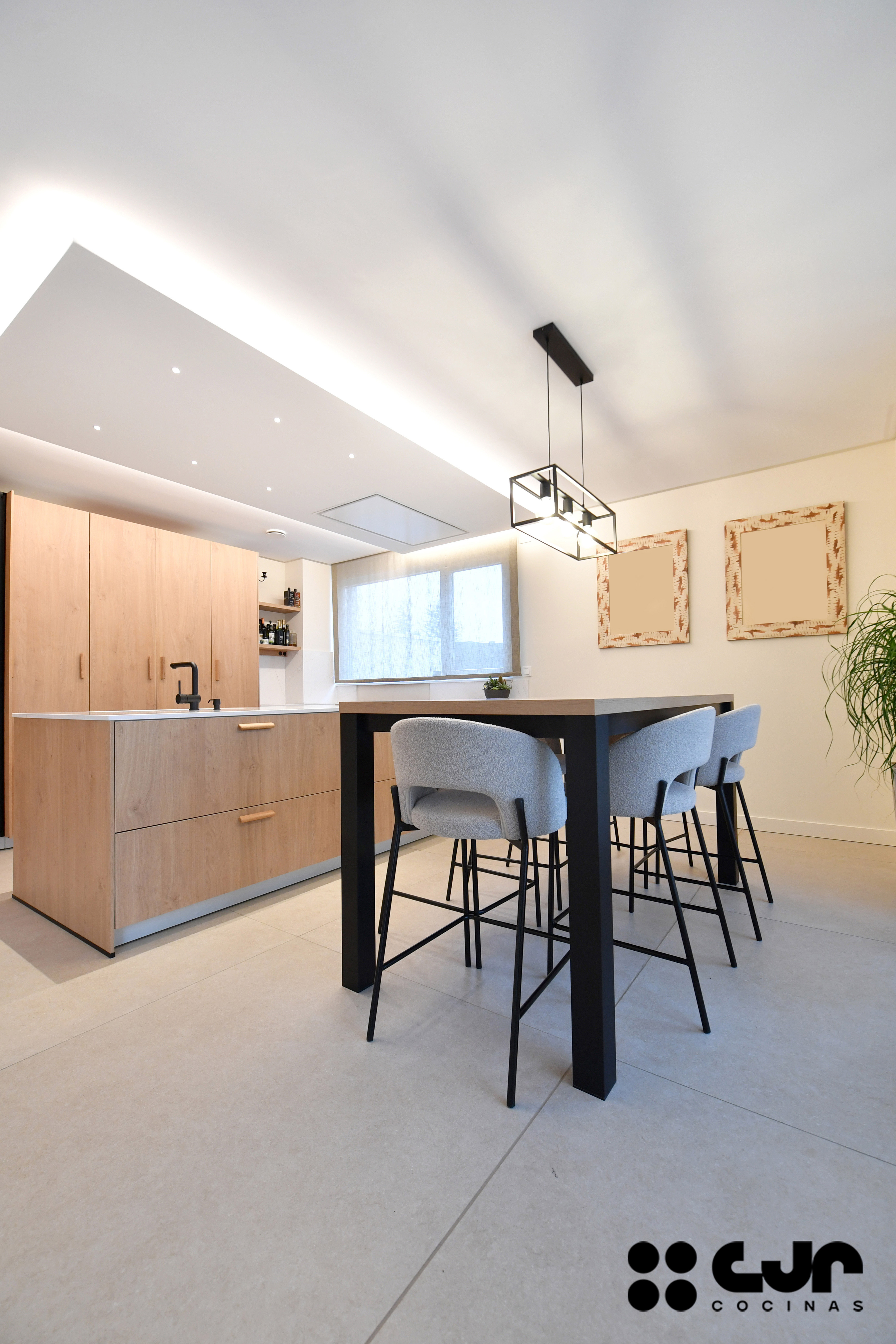 cocina en madera moderna con peninsula y barra cocinas cjr