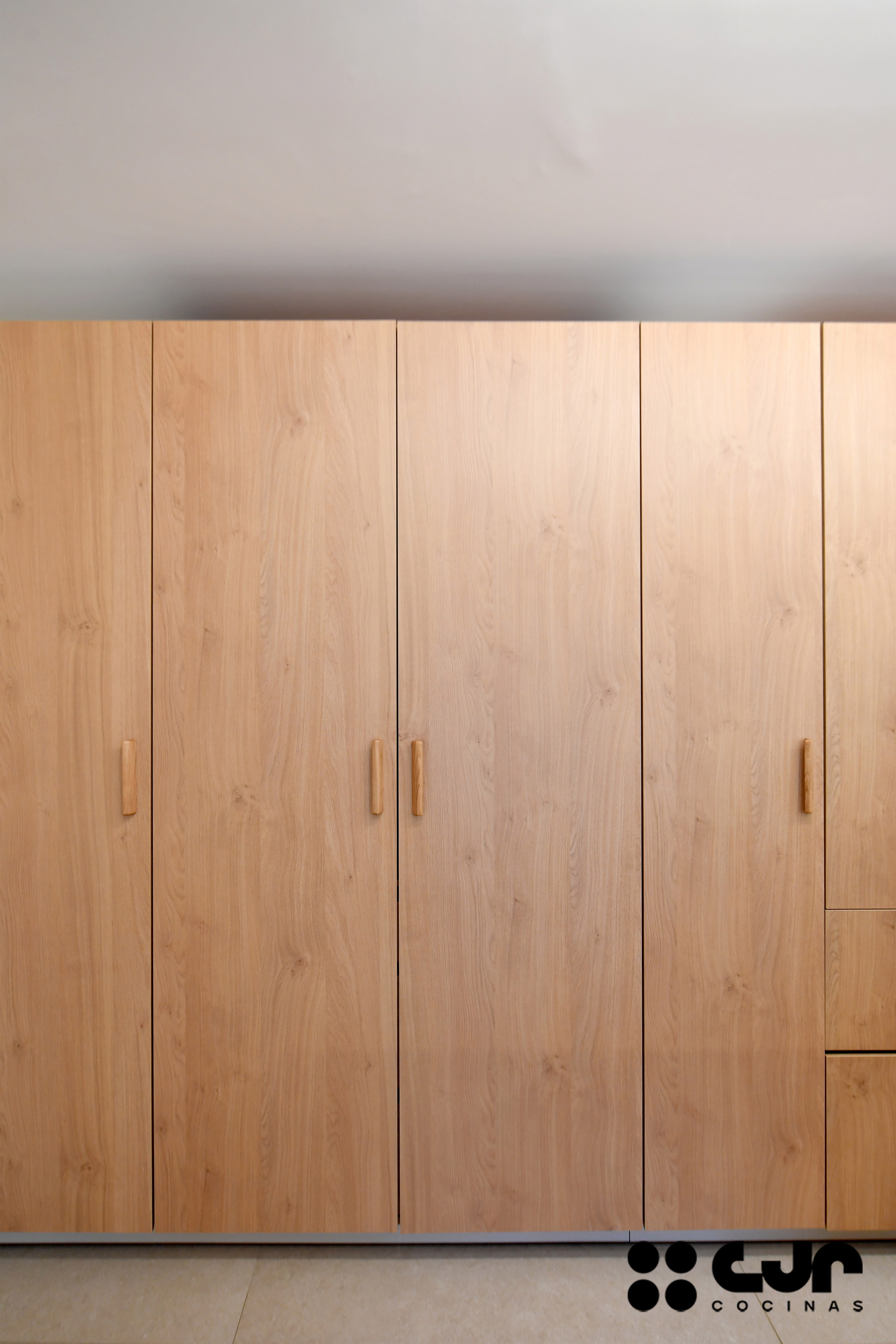 cocina en madera moderna con peninsula y barra cocinas cjr