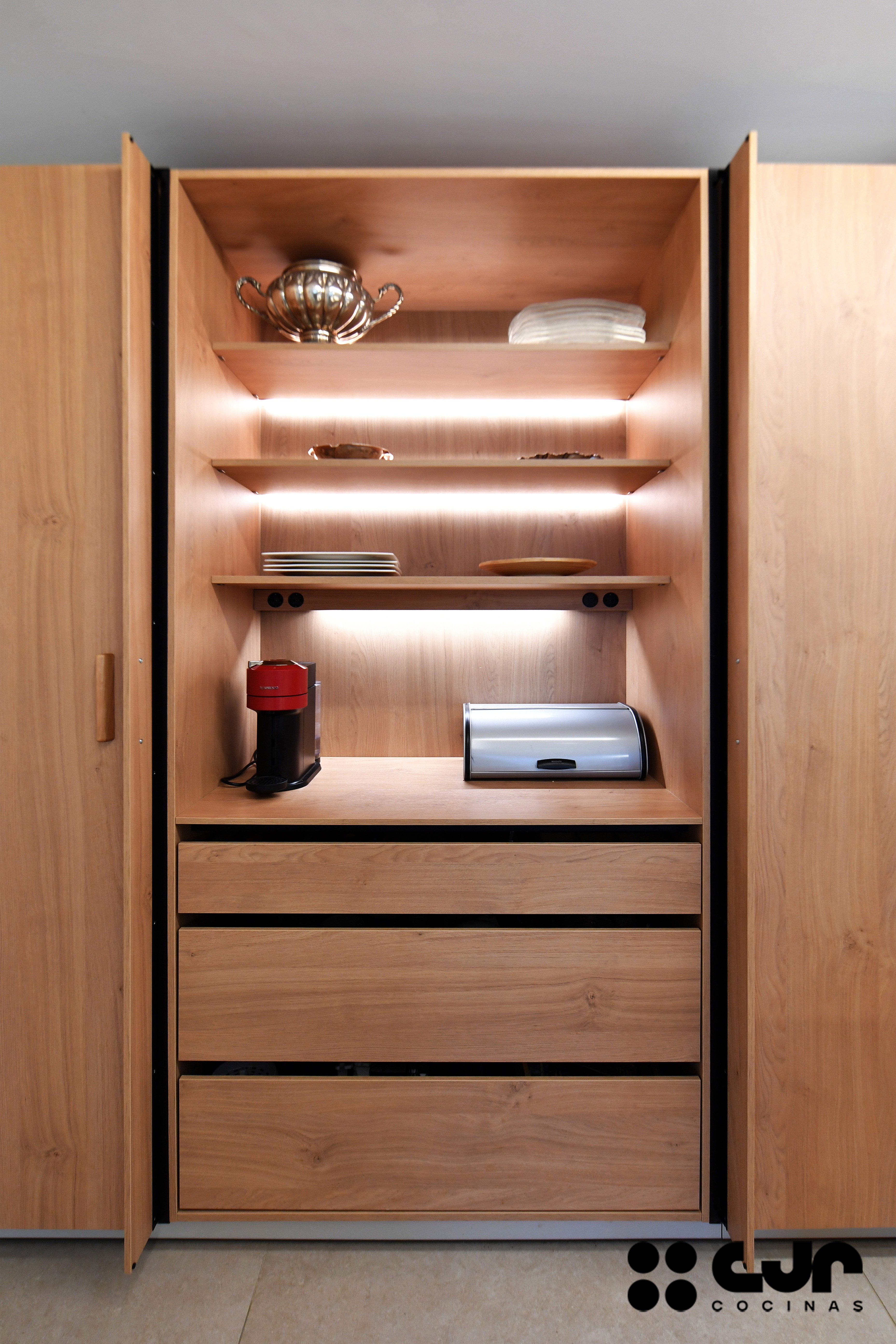 cocina en madera moderna con peninsula y barra cocinas cjr