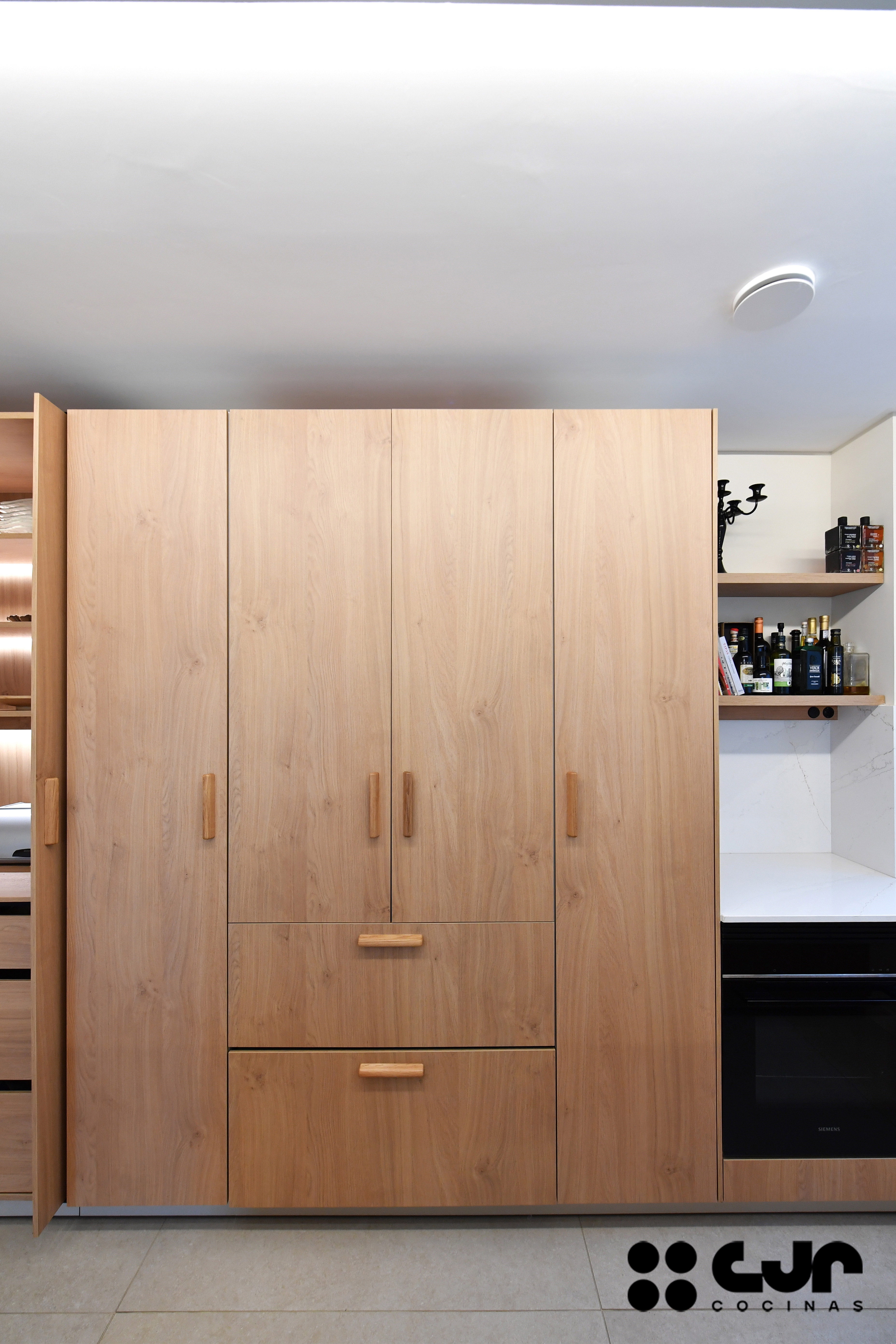 cocina en madera moderna con peninsula y barra cocinas cjr