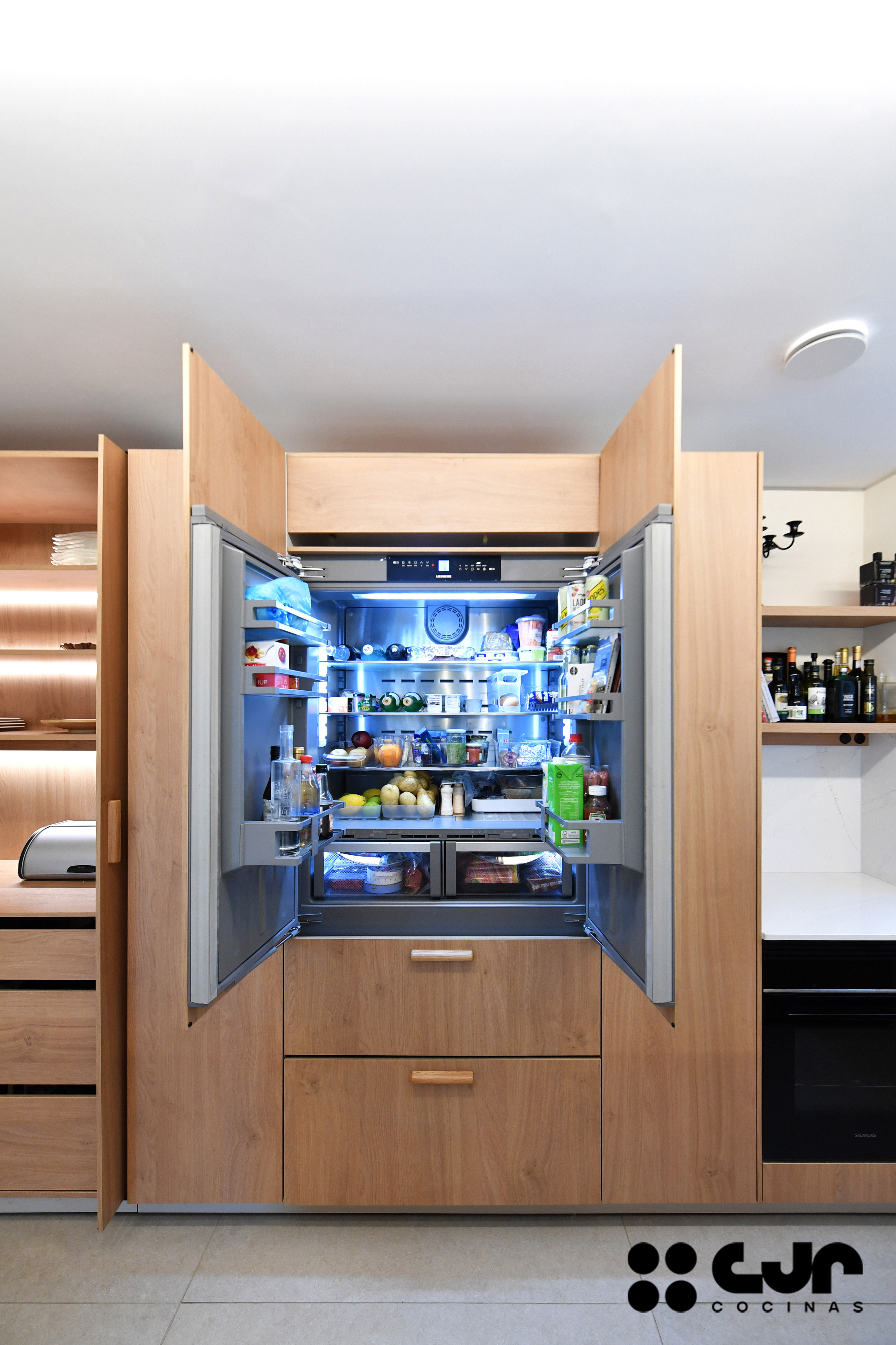 cocina en madera moderna con peninsula y barra cocinas cjr