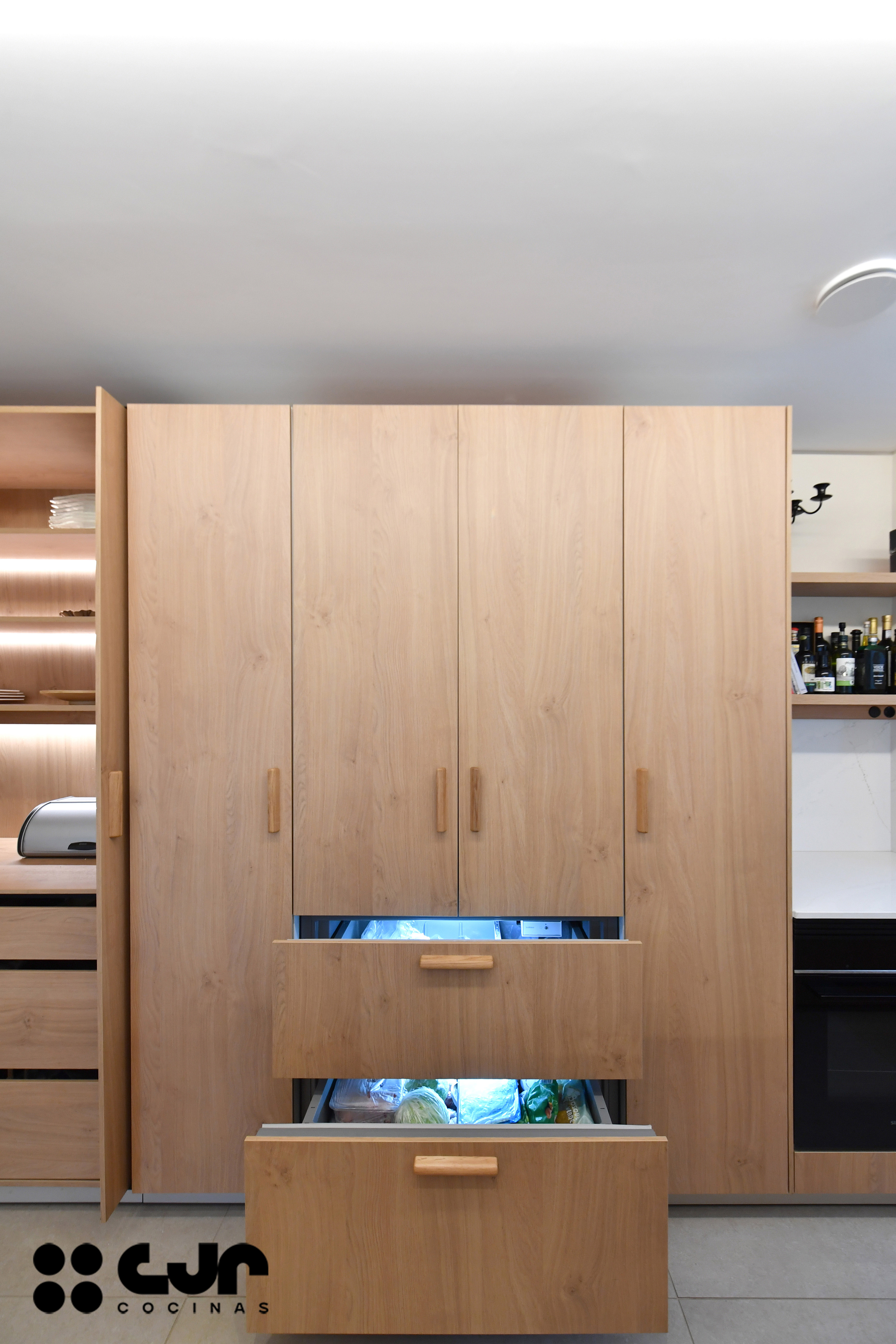 cocina en madera moderna con peninsula y barra cocinas cjr