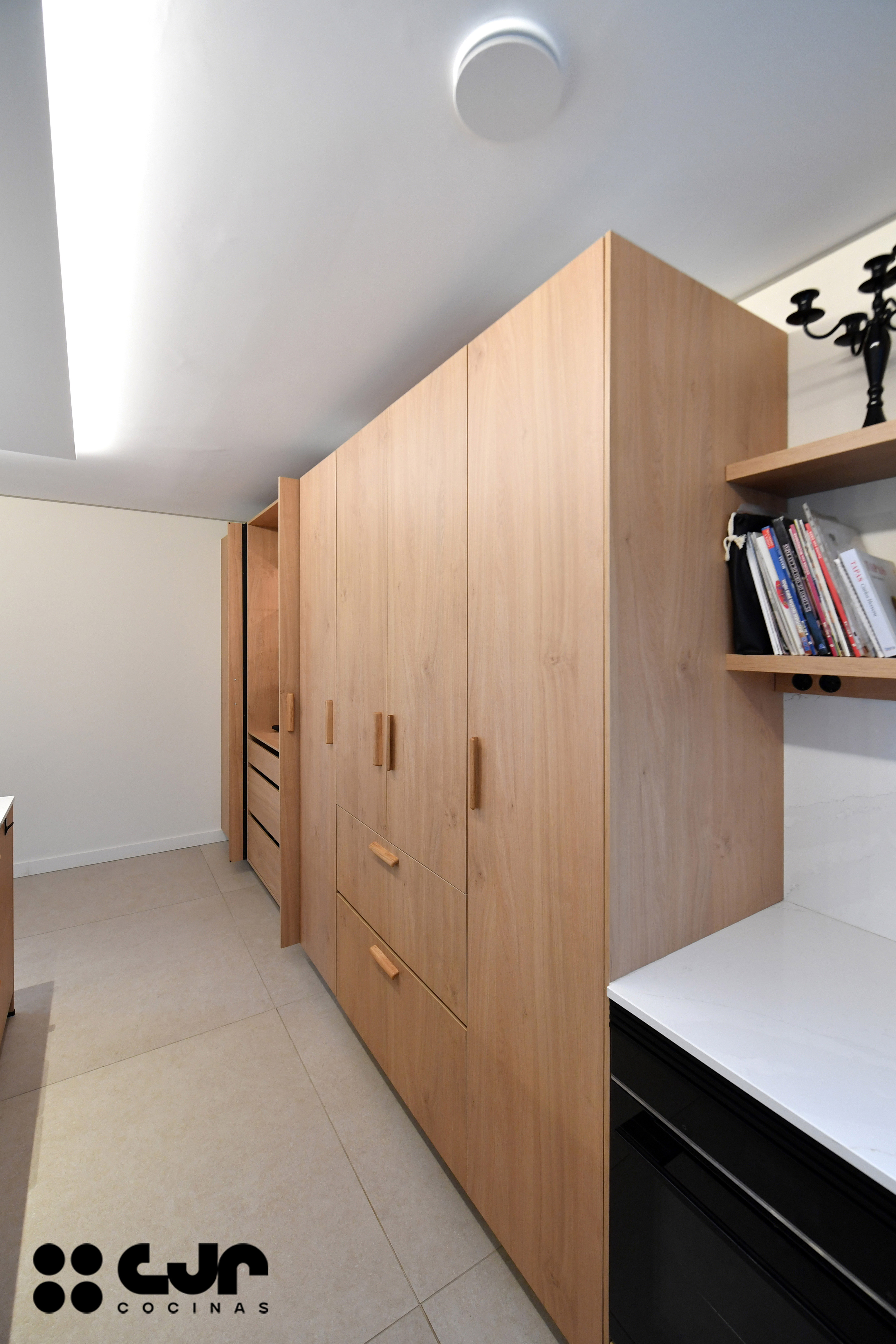 cocina en madera moderna con peninsula y barra cocinas cjr