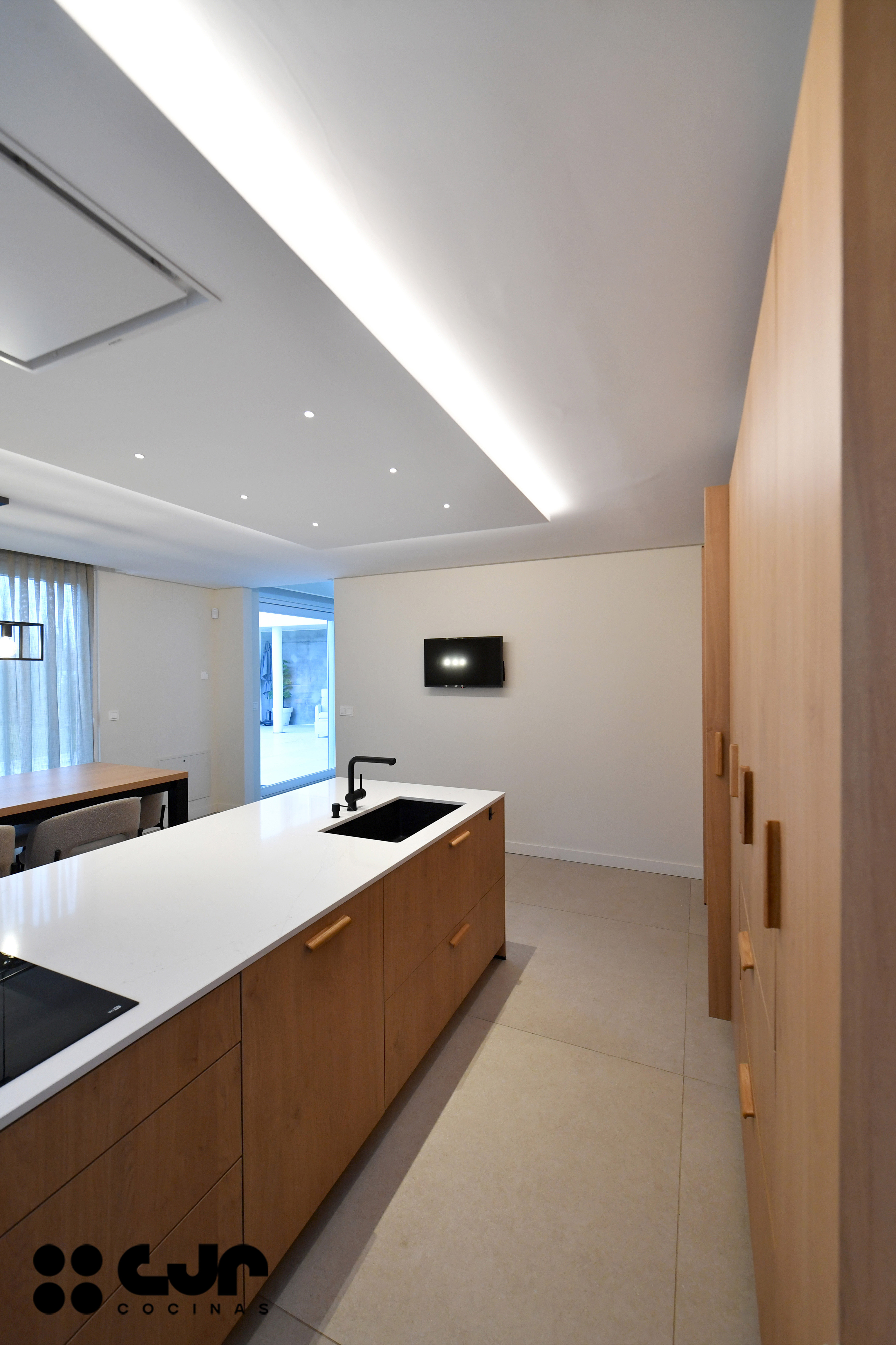 cocina en madera moderna con peninsula y barra cocinas cjr