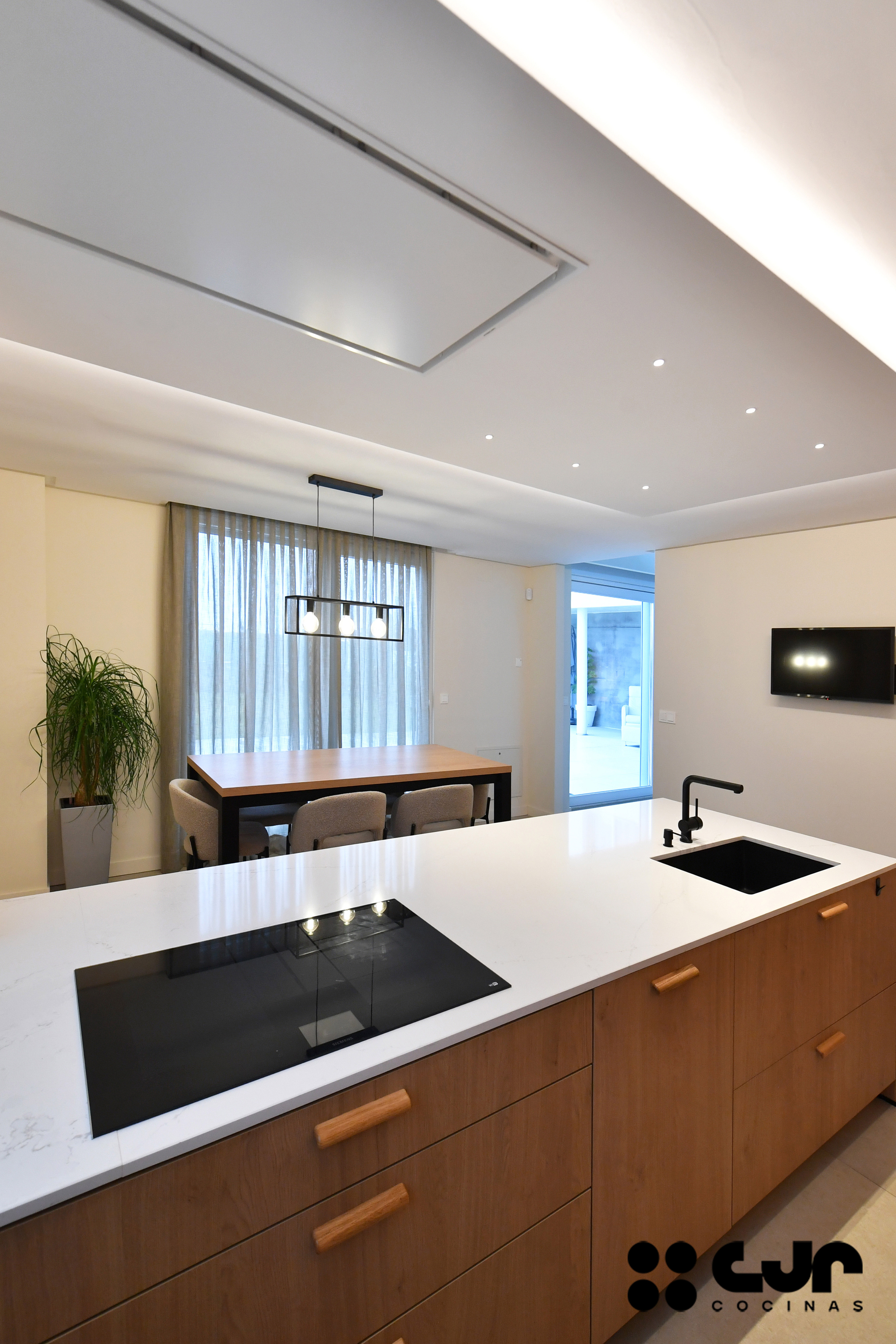 cocina en madera moderna con peninsula y barra cocinas cjr