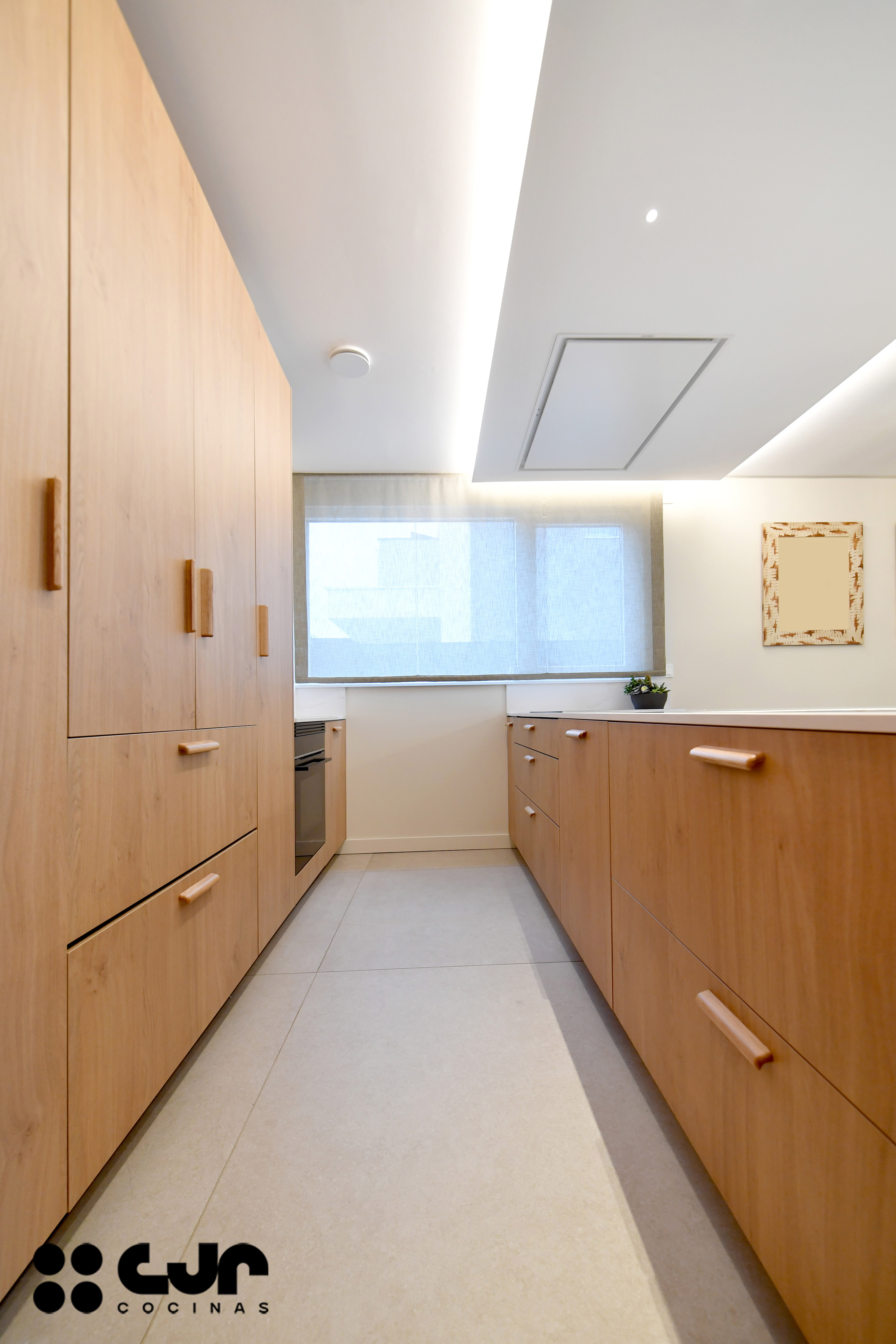 cocina en madera moderna con peninsula y barra cocinas cjr