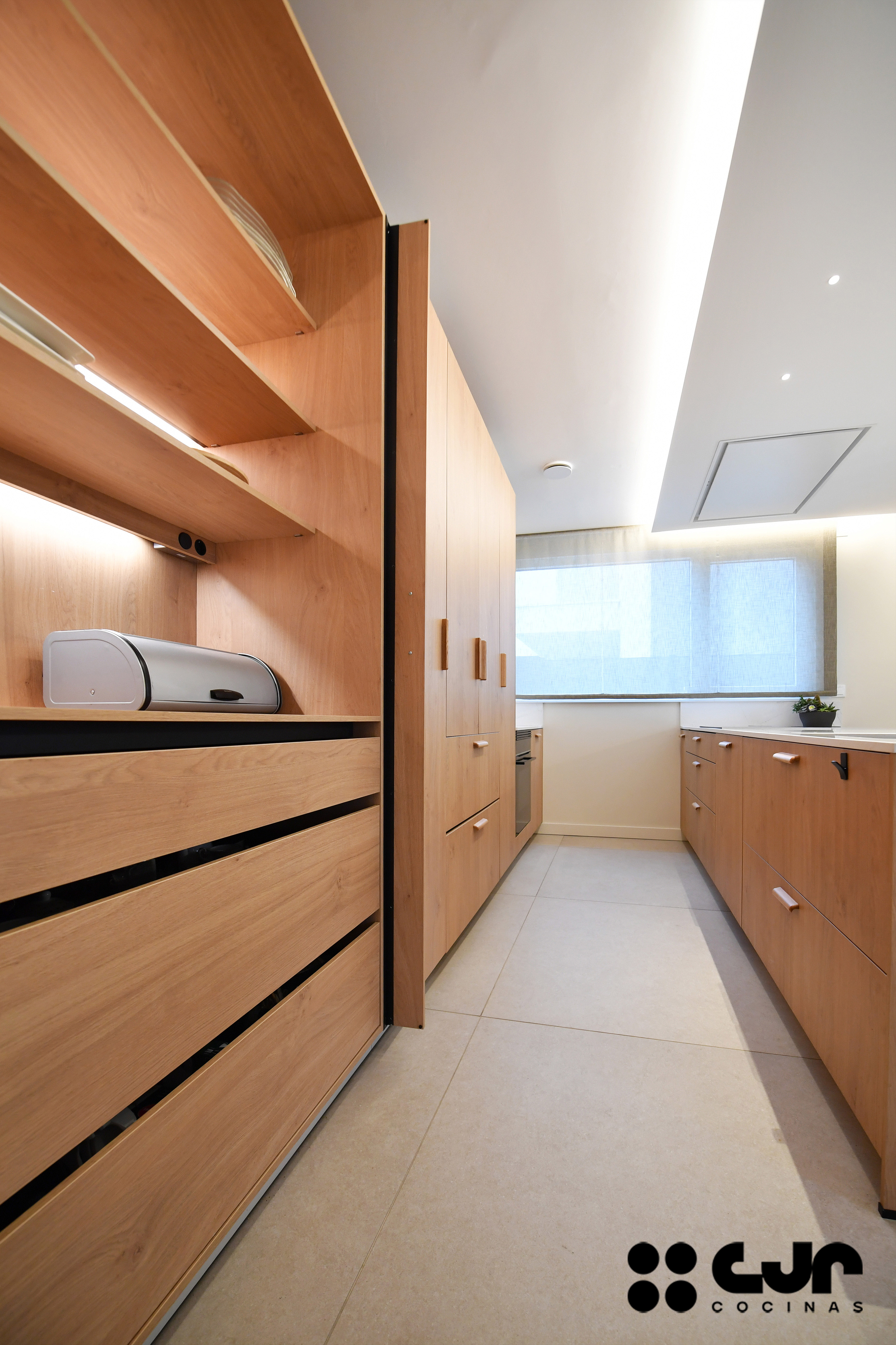 cocina en madera moderna con peninsula y barra cocinas cjr