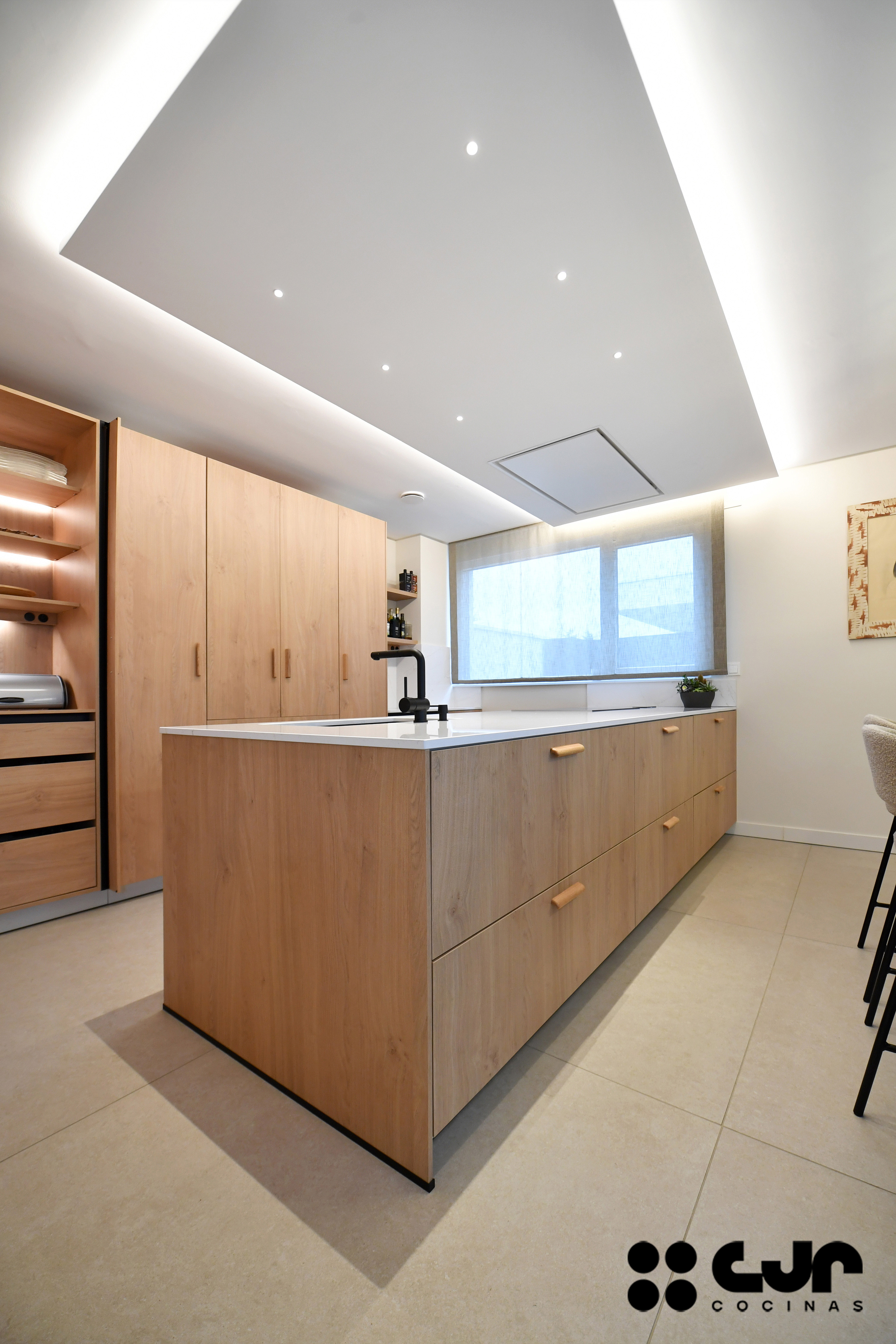 cocina en madera moderna con peninsula y barra cocinas cjr