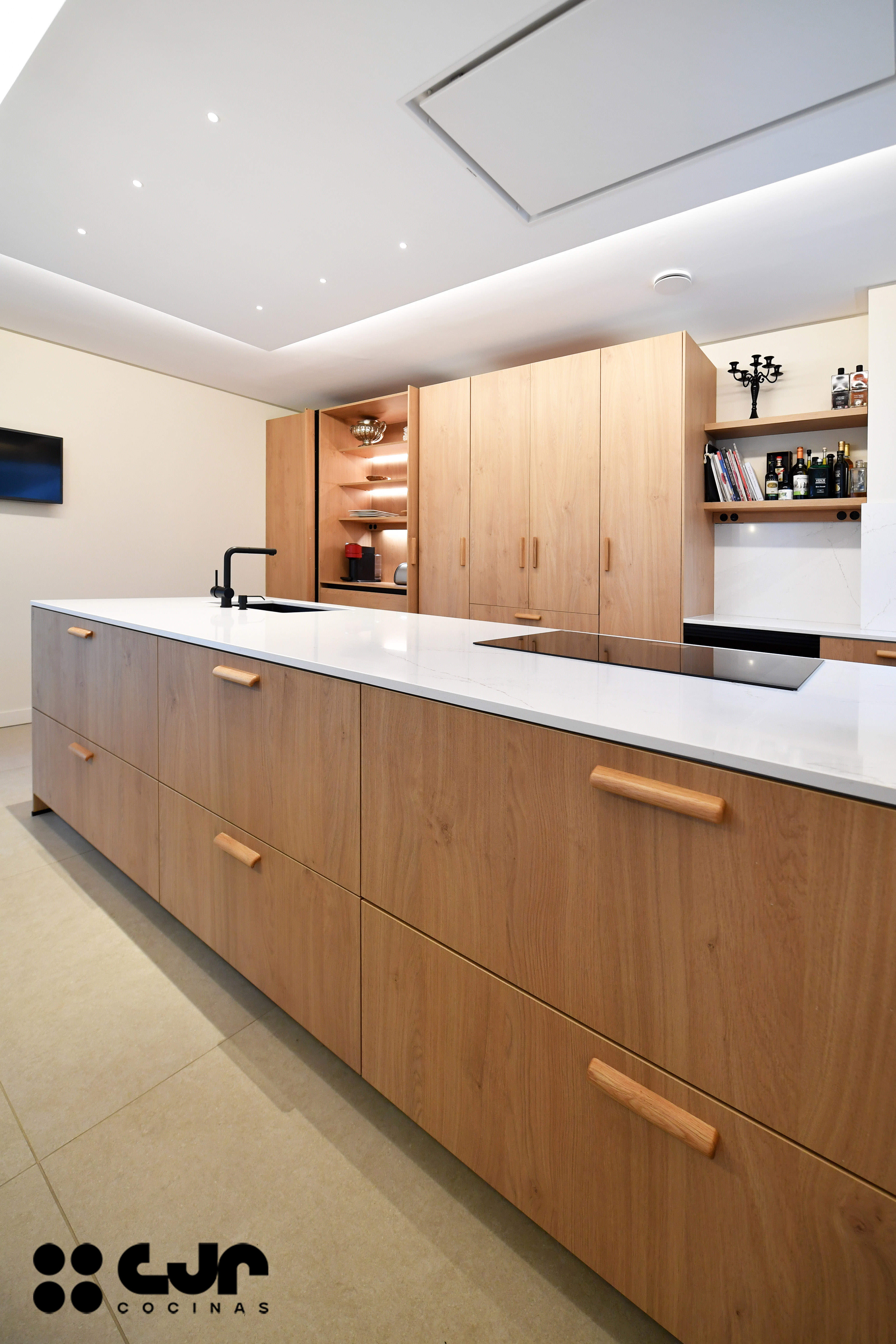 cocina en madera moderna con peninsula y barra cocinas cjr