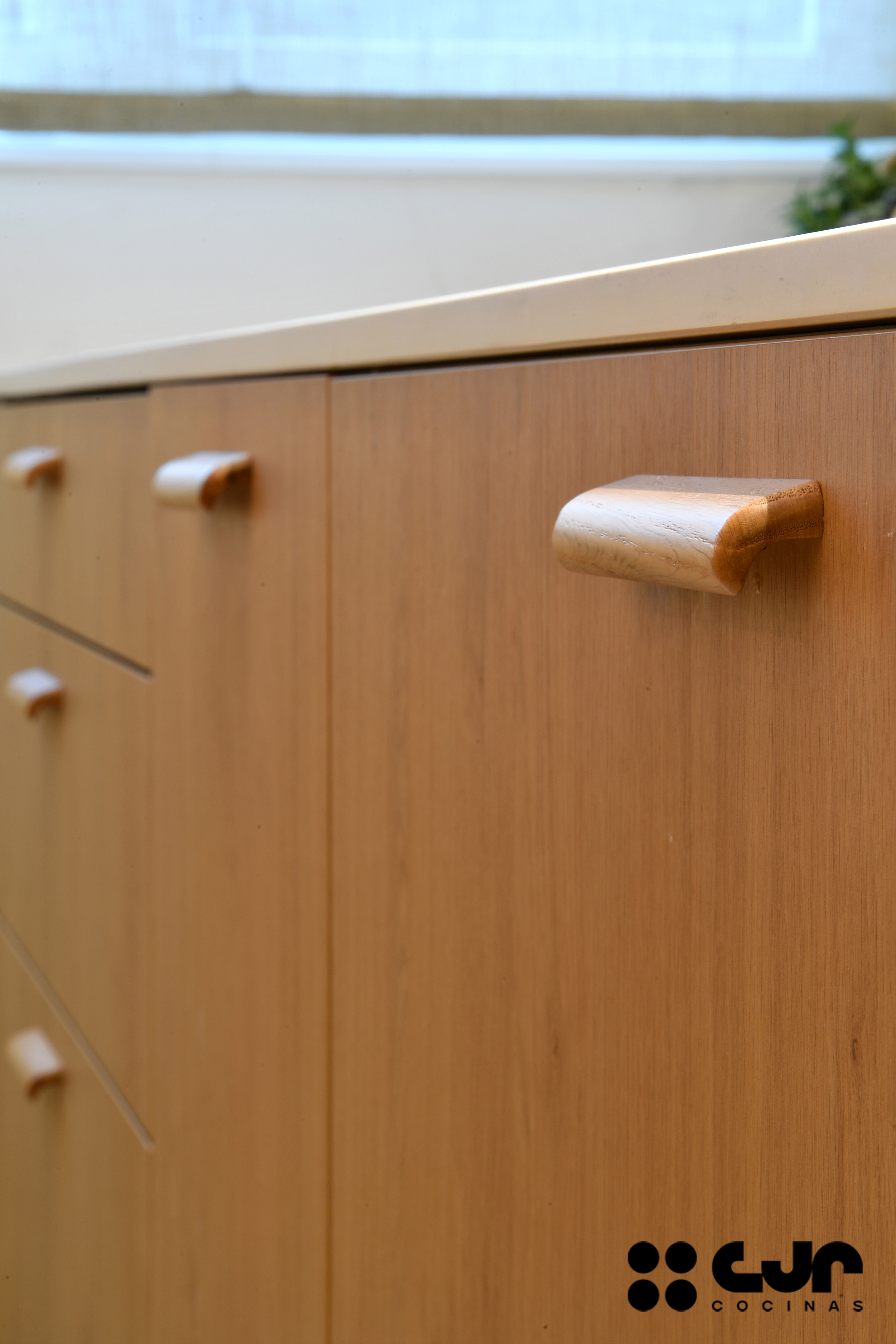 cocina en madera moderna con peninsula y barra cocinas cjr