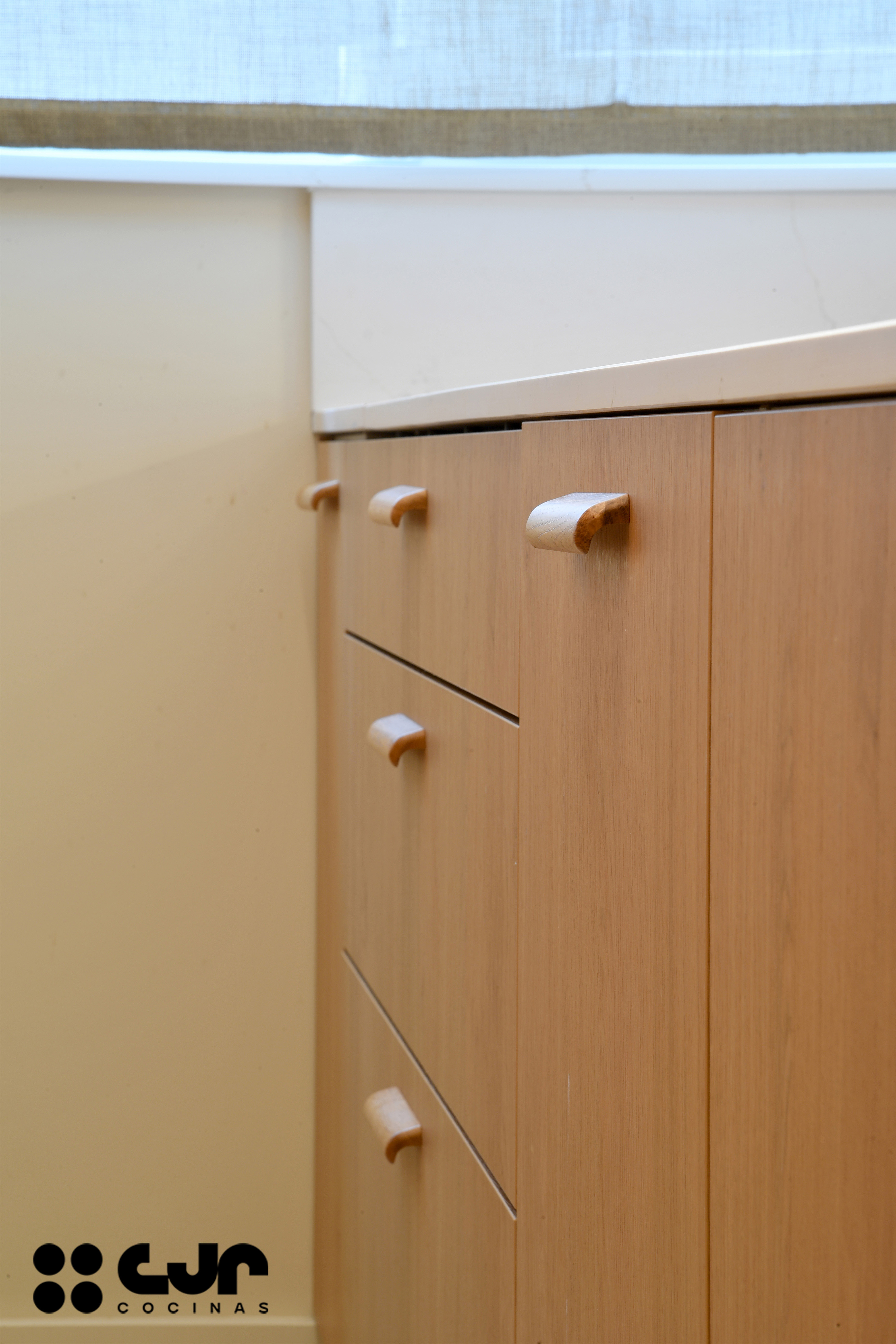 cocina en madera moderna con peninsula y barra cocinas cjr