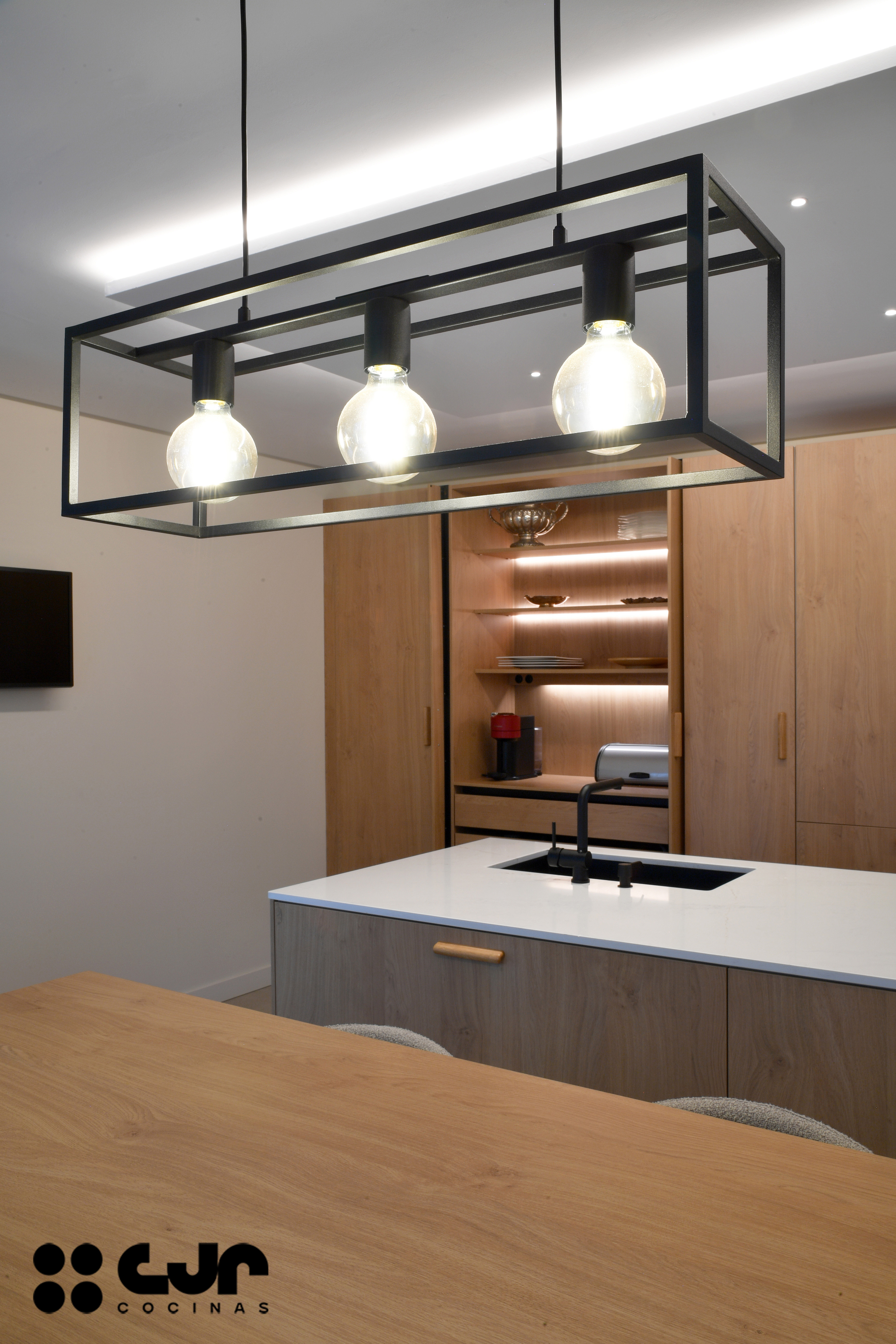 cocina en madera moderna con peninsula y barra cocinas cjr