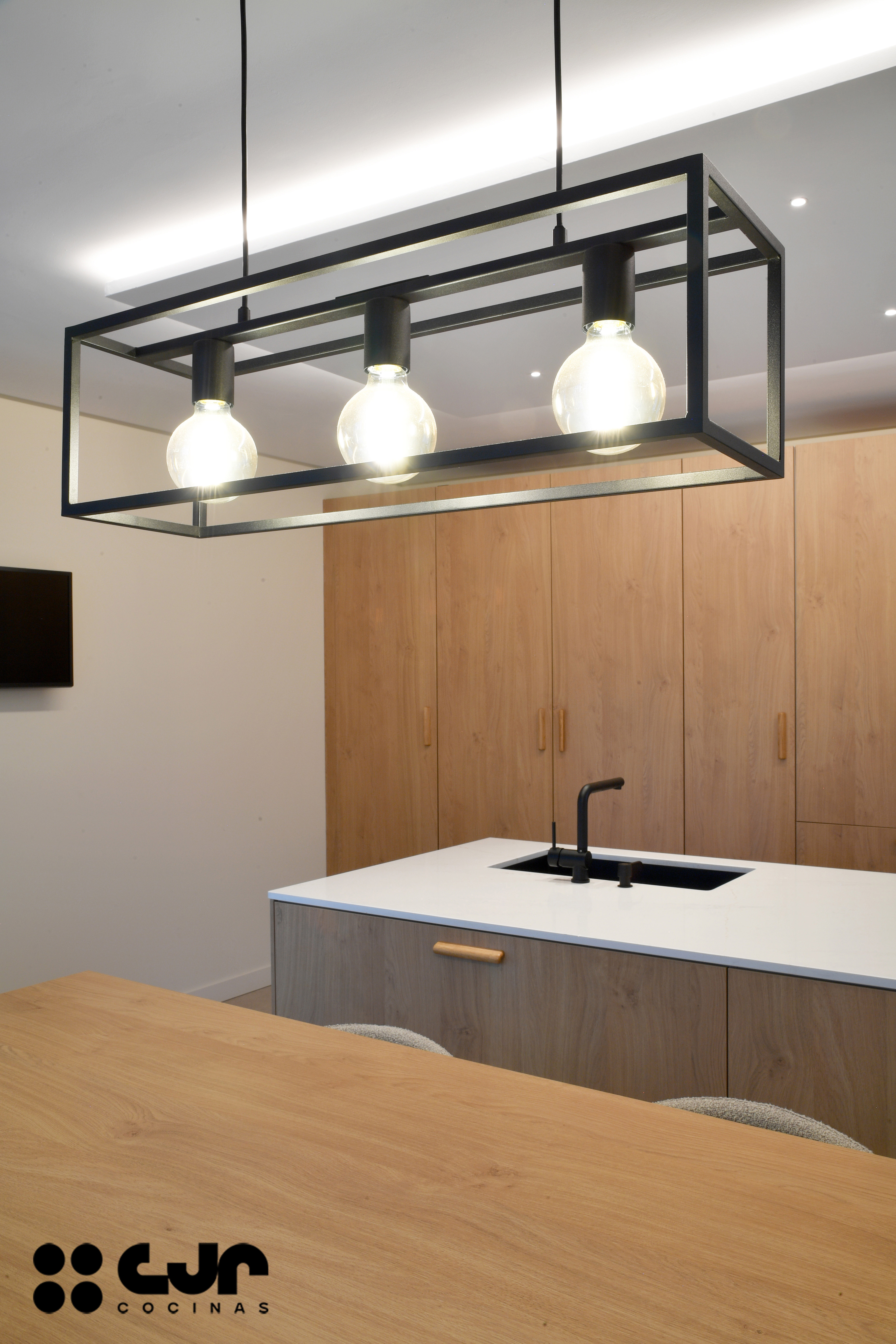 cocina en madera moderna con peninsula y barra cocinas cjr