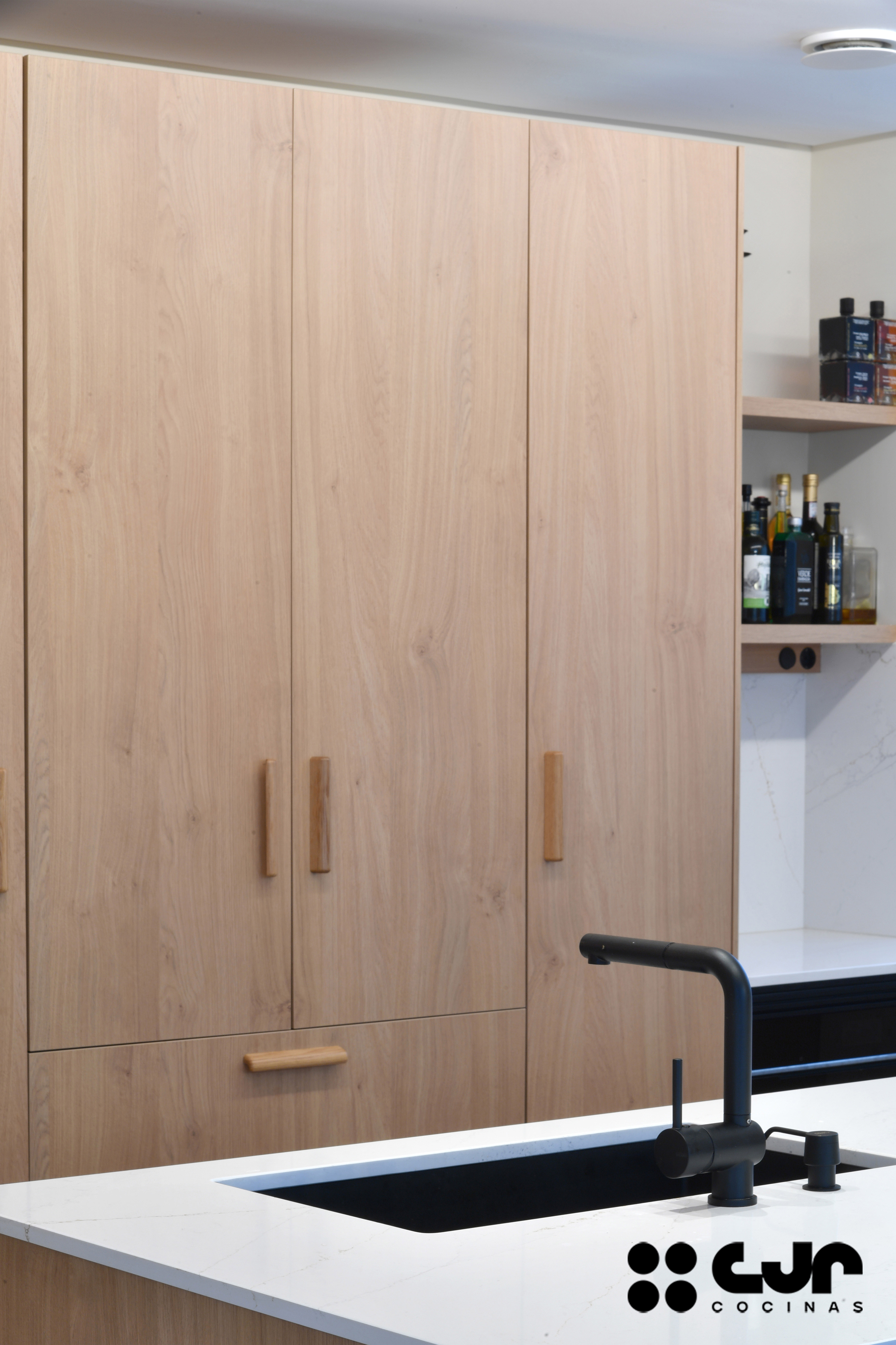 cocina en madera moderna con peninsula y barra cocinas cjr