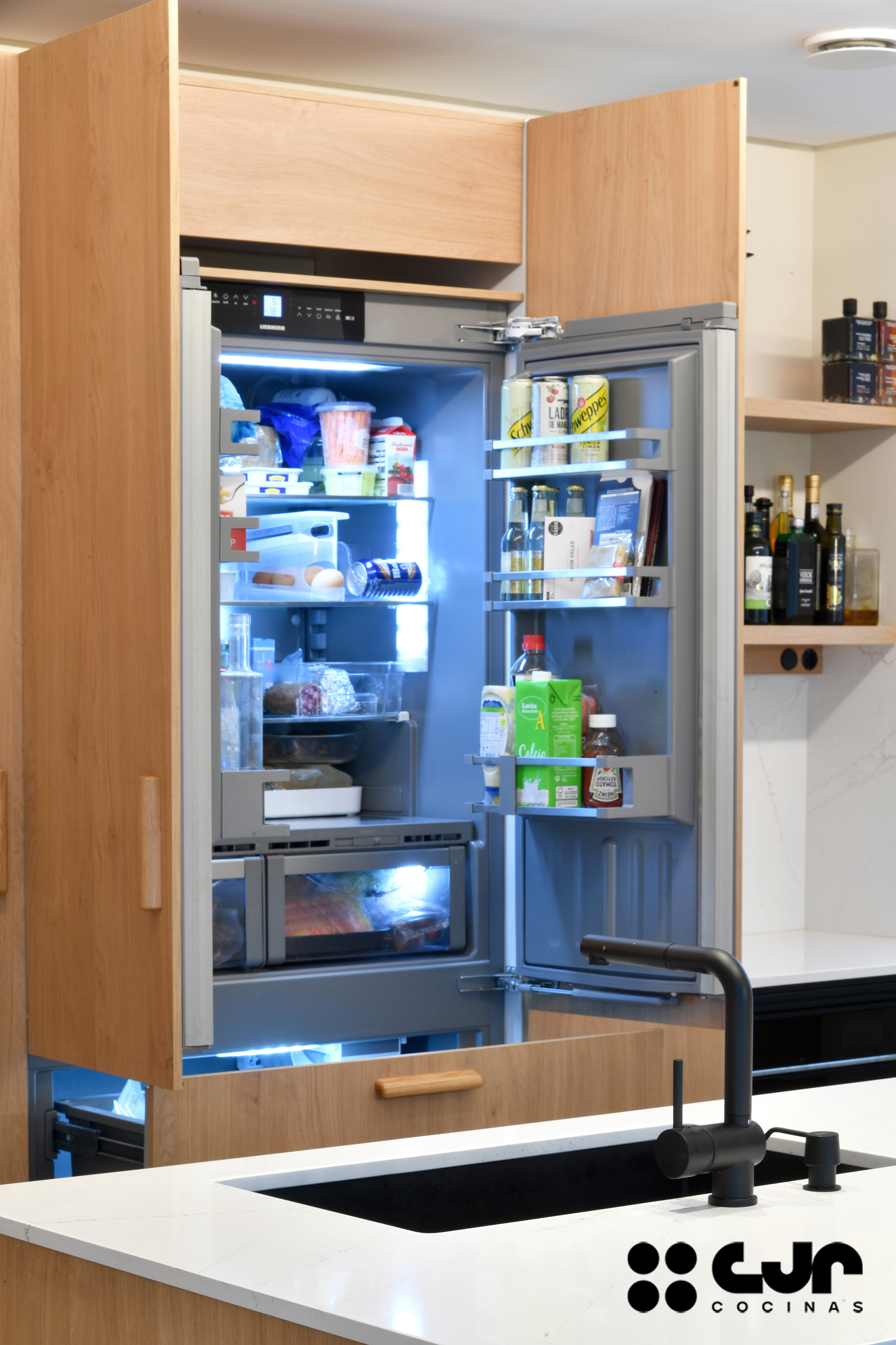 cocina en madera moderna con peninsula y barra cocinas cjr