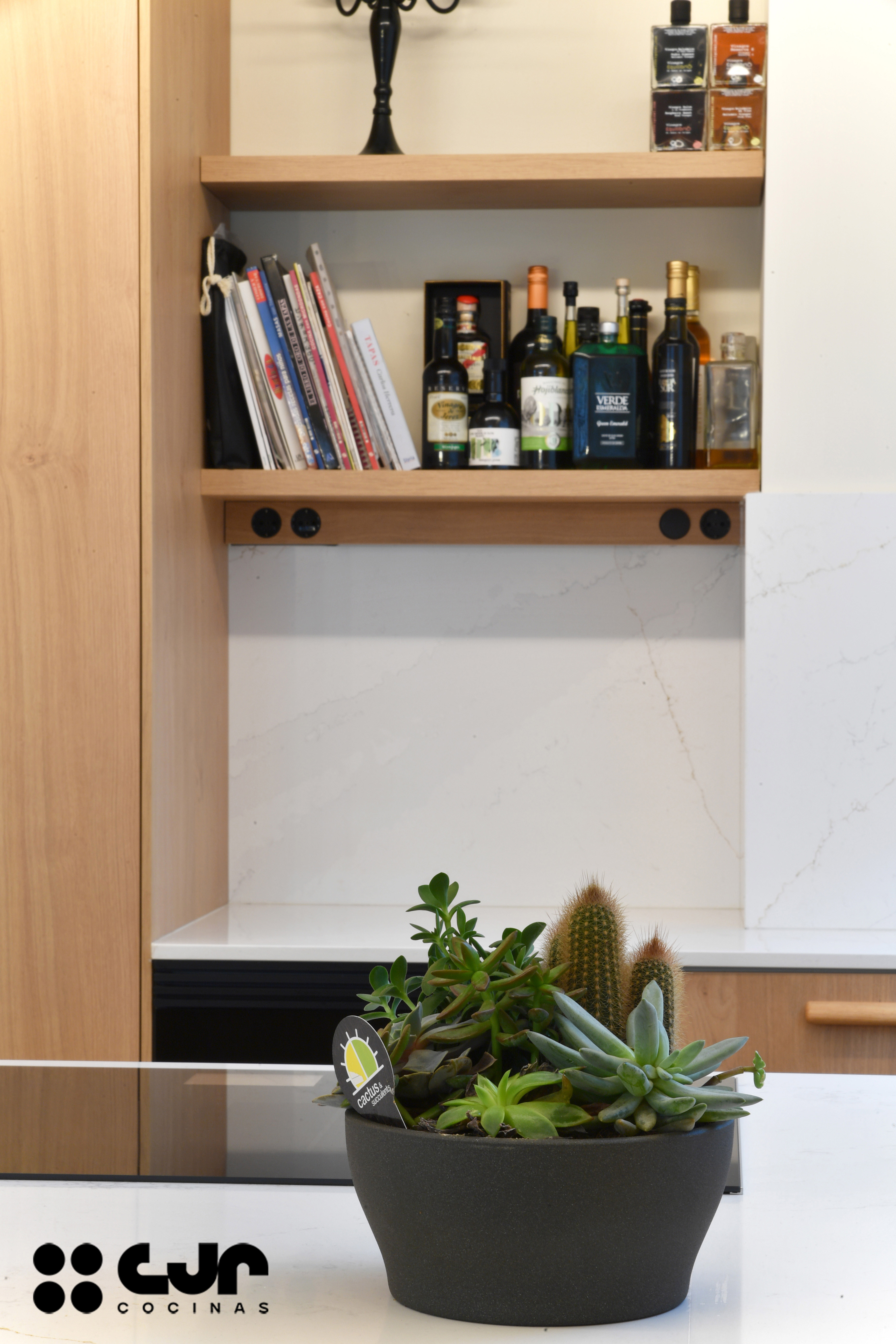 cocina en madera moderna con peninsula y barra cocinas cjr