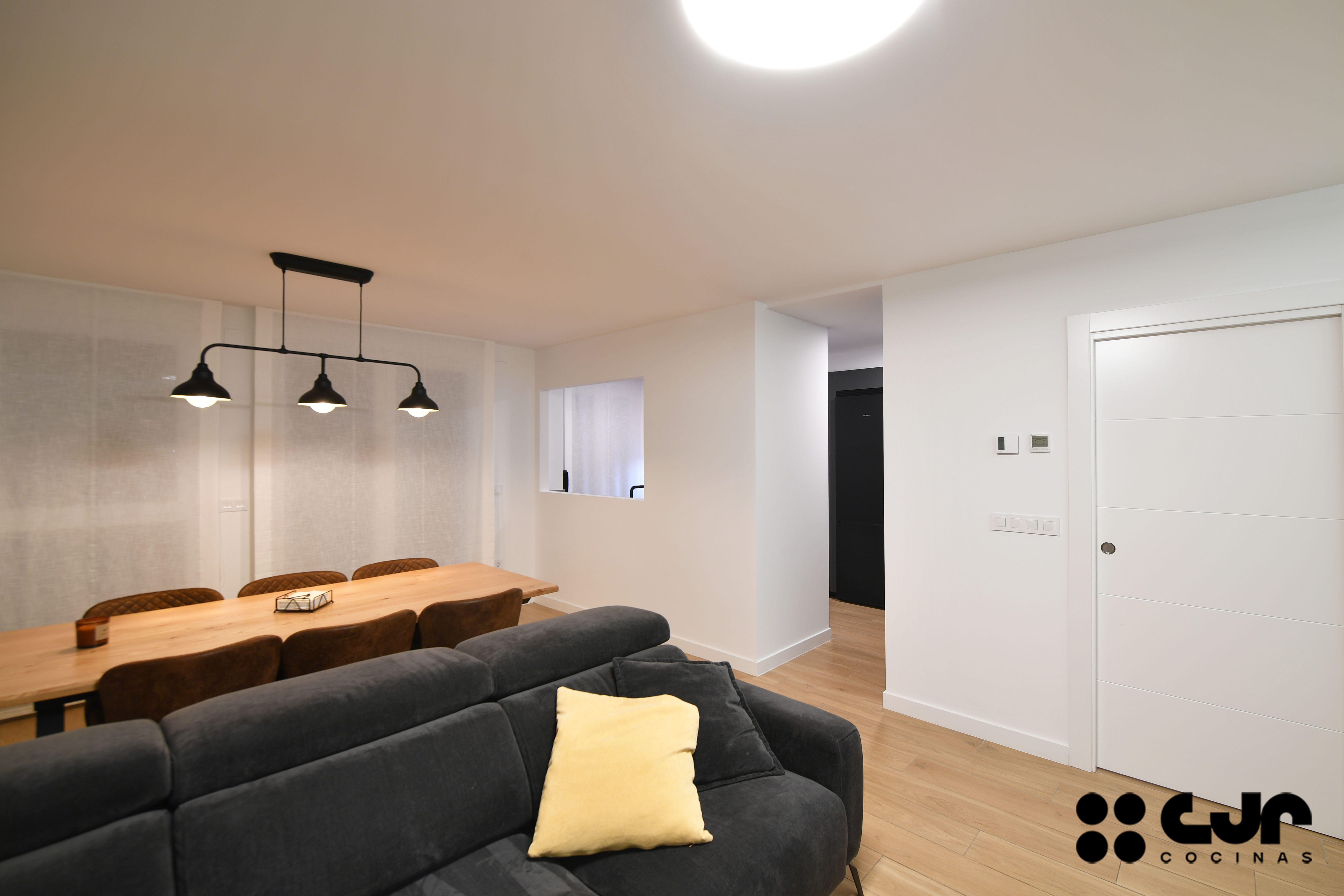 Cocina gris antracita y madera: cómo integrar columnas y crear un diseño equilibrado Cocinas CJR