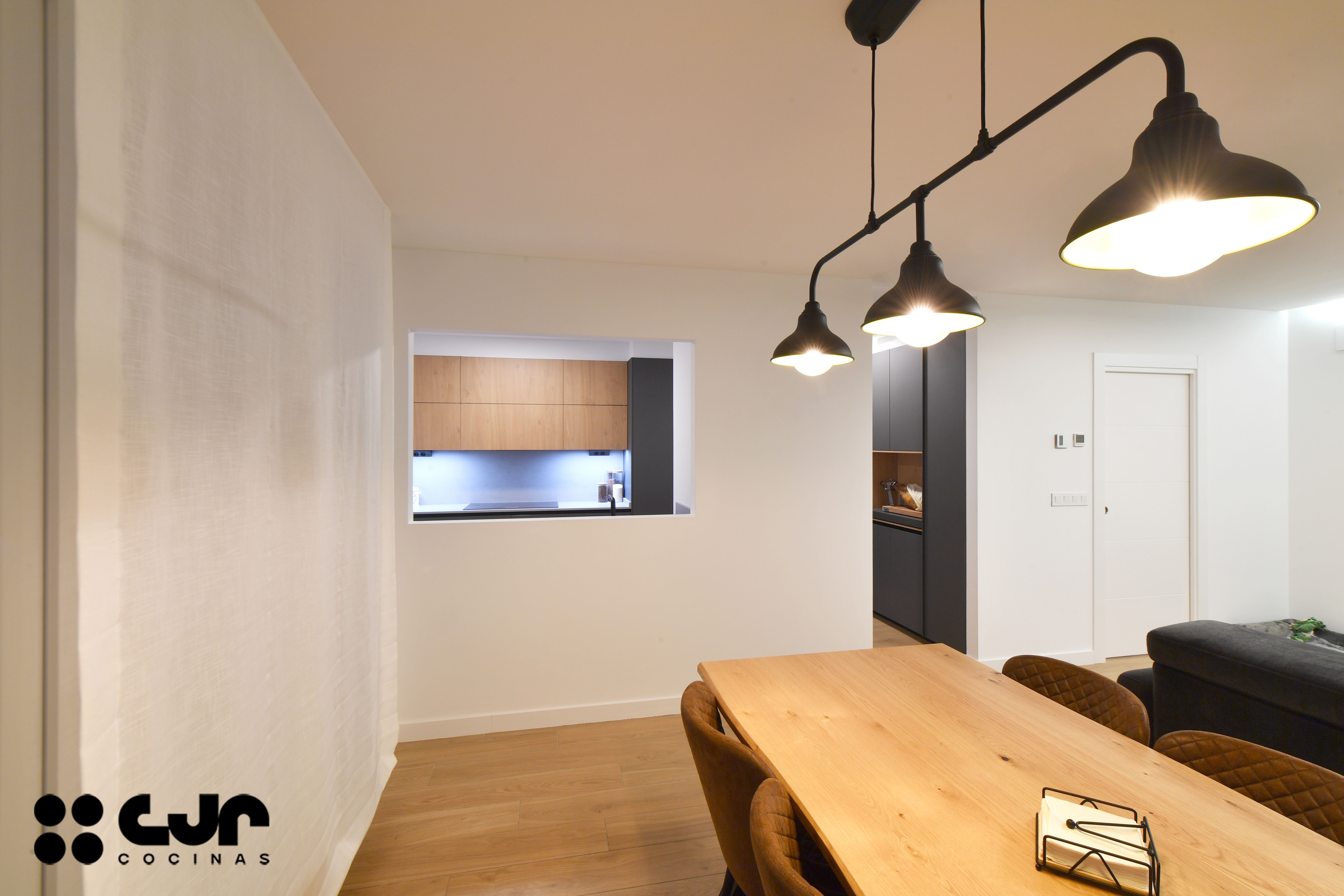 Cocina gris antracita y madera: cómo integrar columnas y crear un diseño equilibrado Cocinas CJR