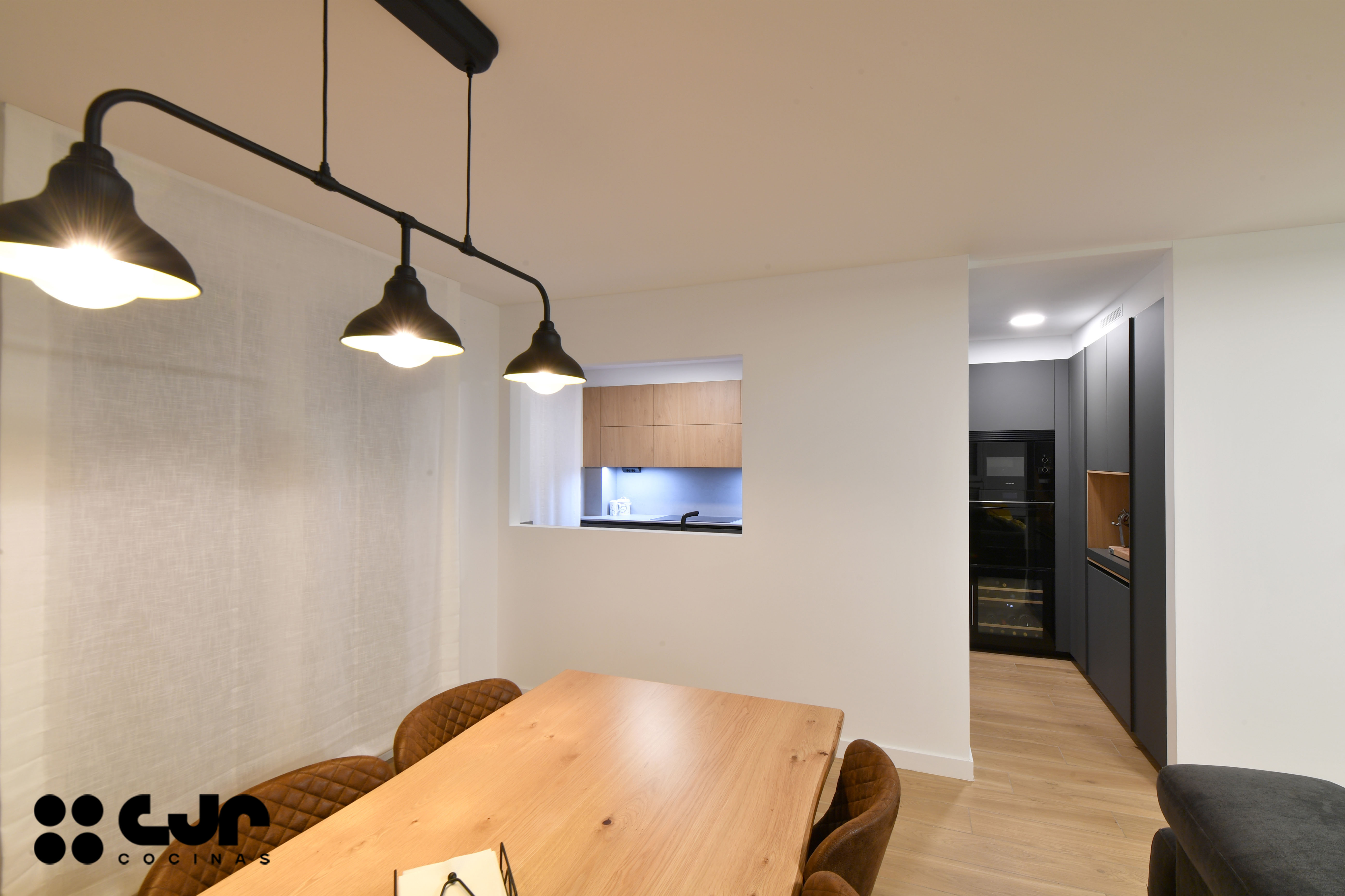 Cocina gris antracita y madera: cómo integrar columnas y crear un diseño equilibrado Cocinas CJR