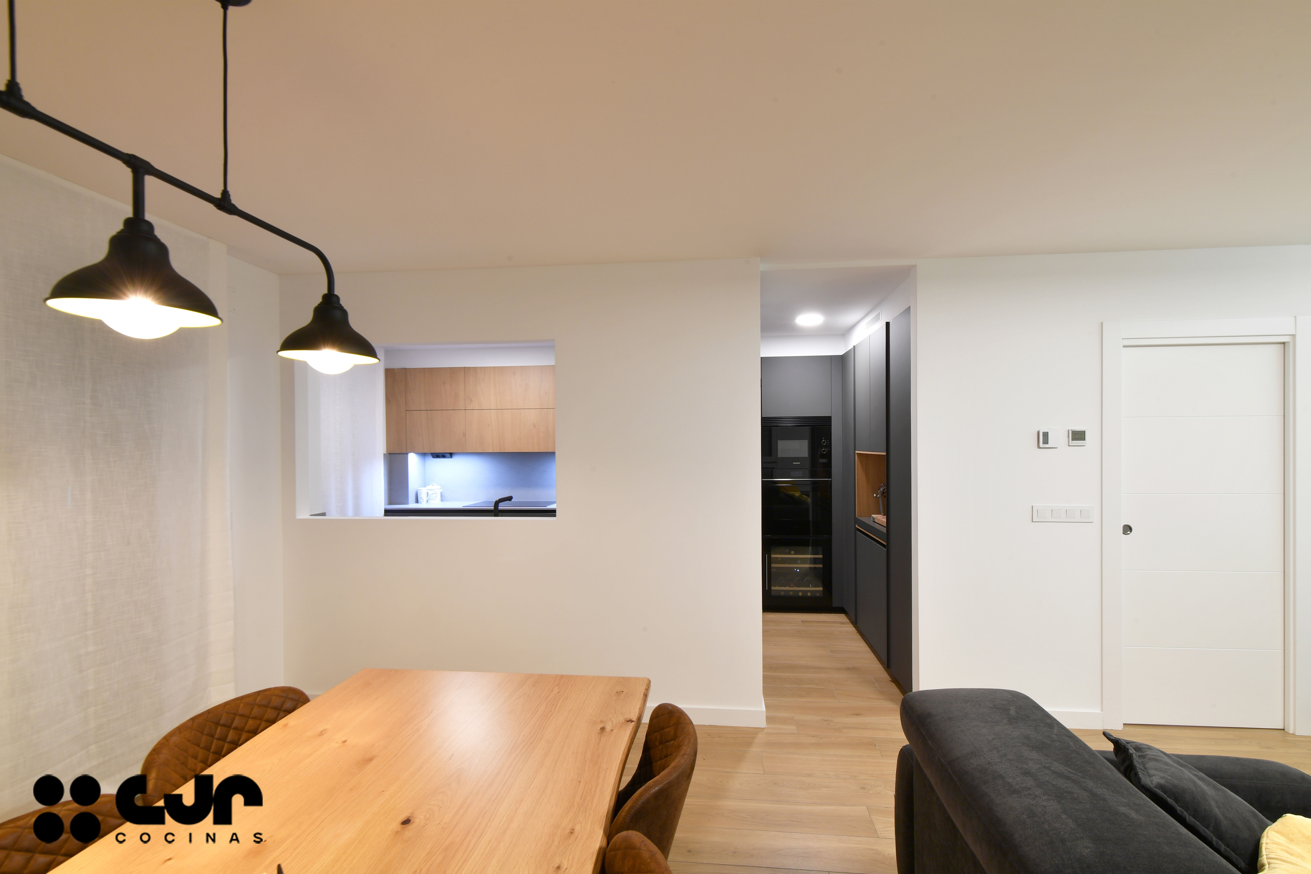 Cocina gris antracita y madera: cómo integrar columnas y crear un diseño equilibrado Cocinas CJR