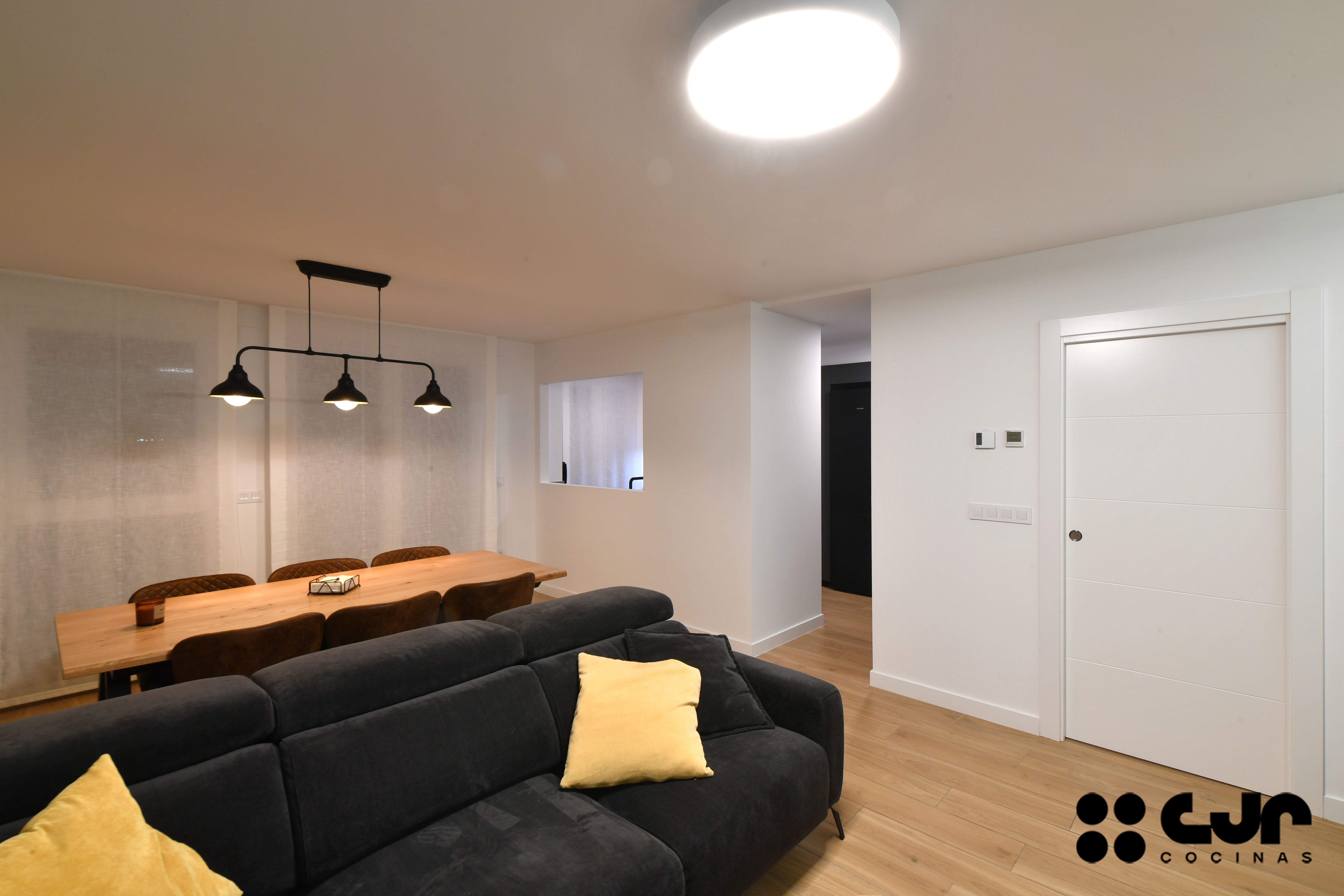 Cocina gris antracita y madera: cómo integrar columnas y crear un diseño equilibrado Cocinas CJR