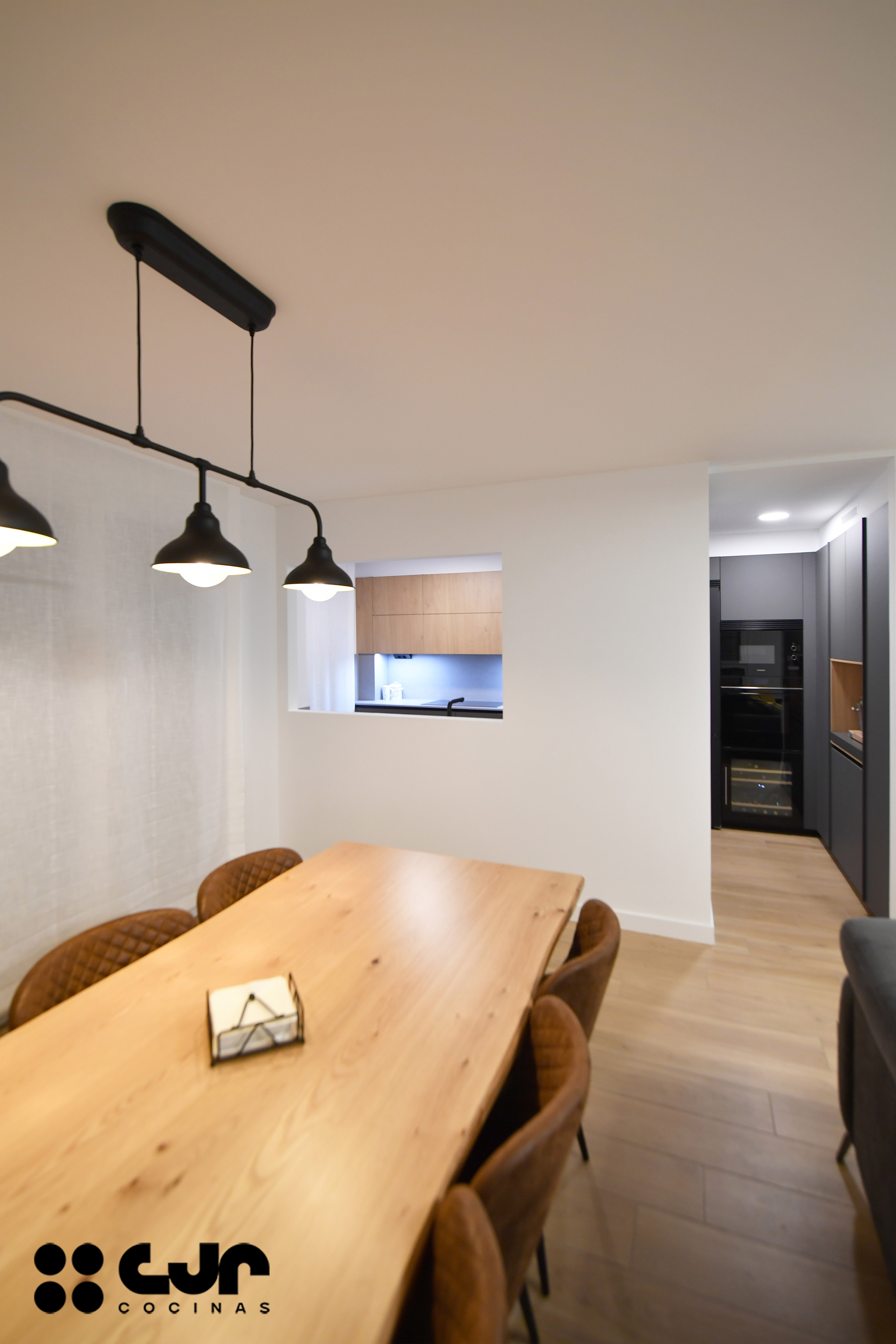 Cocina gris antracita y madera: cómo integrar columnas y crear un diseño equilibrado Cocinas CJR