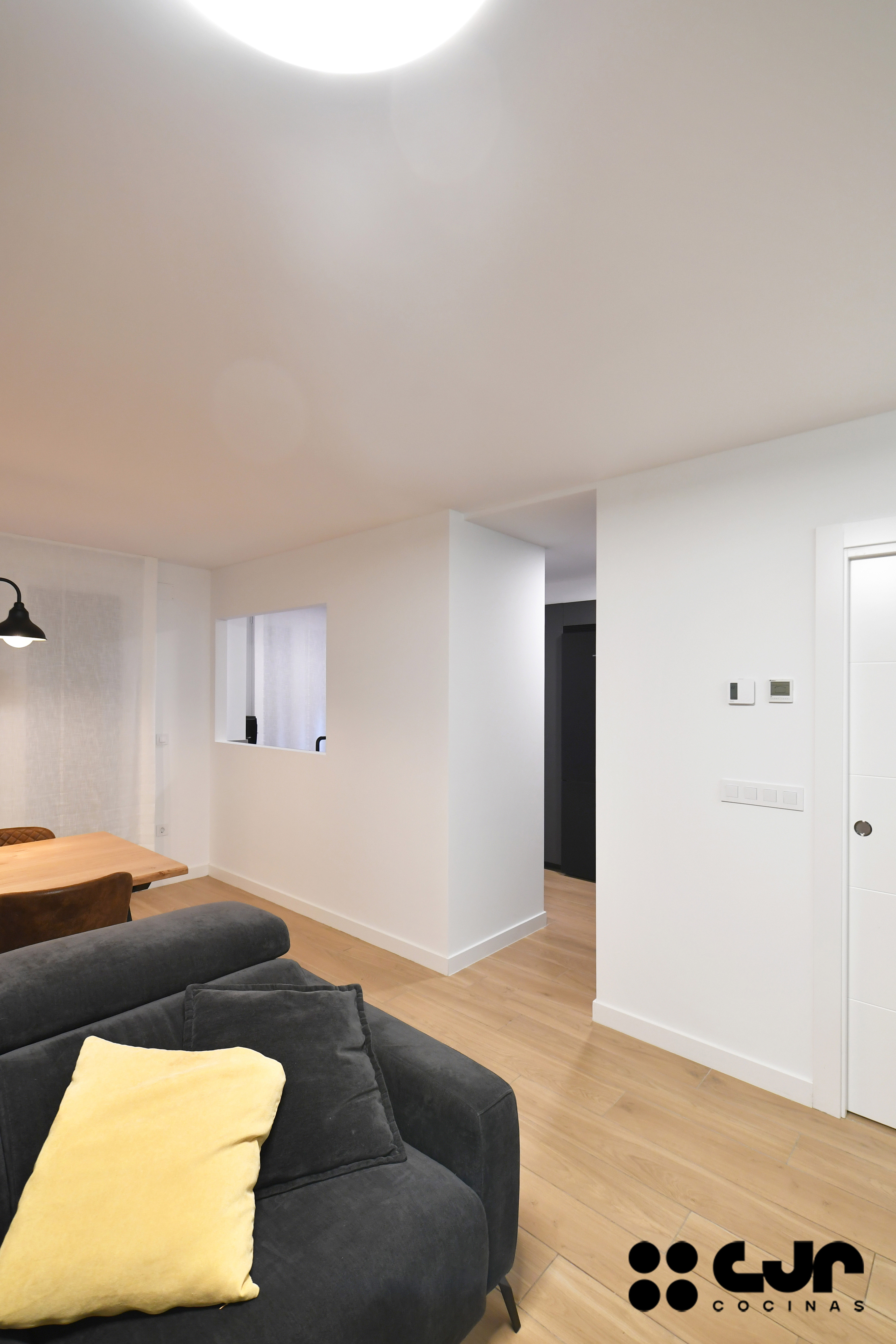 Cocina gris antracita y madera: cómo integrar columnas y crear un diseño equilibrado Cocinas CJR