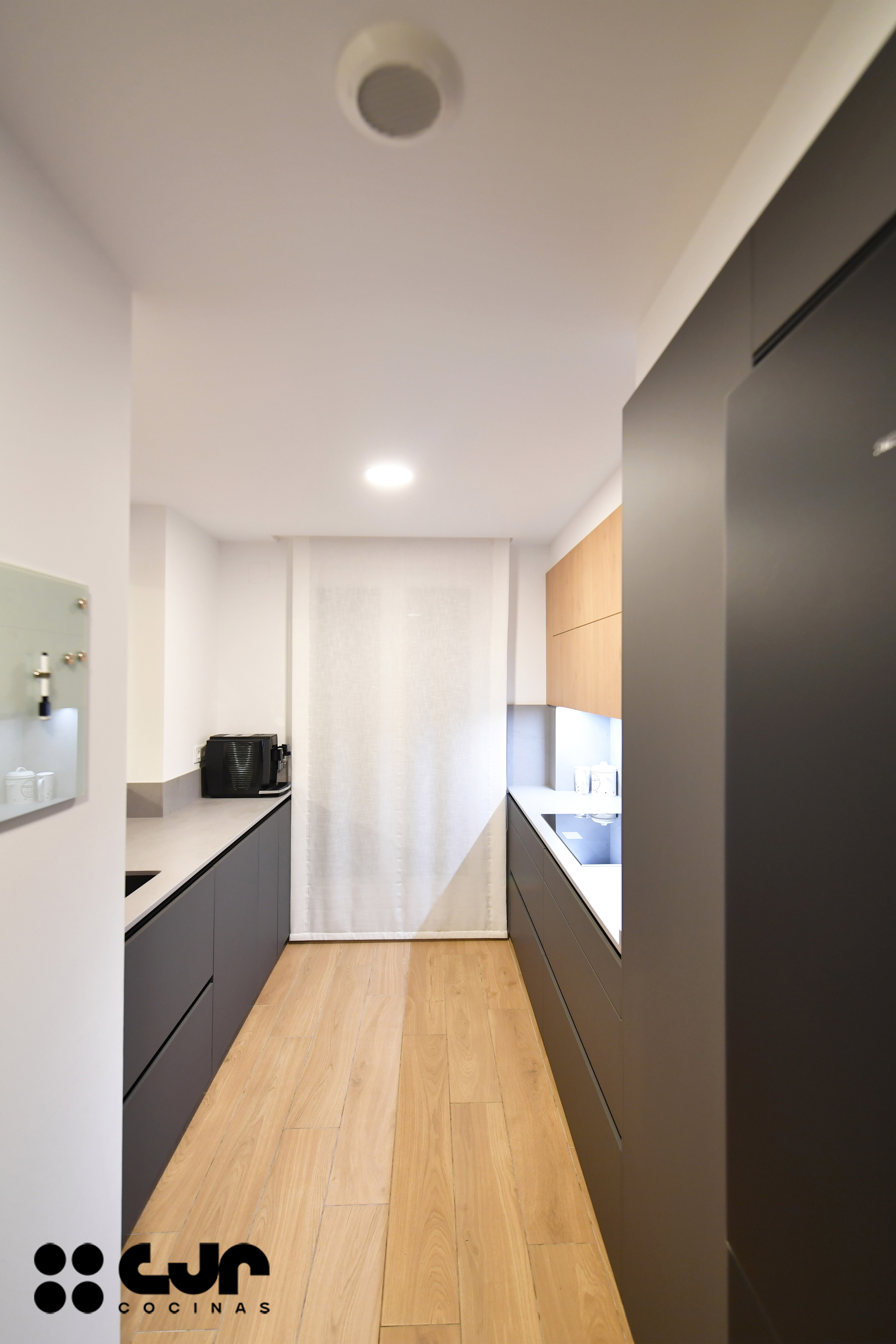 Cocina gris antracita y madera: cómo integrar columnas y crear un diseño equilibrado Cocinas CJR