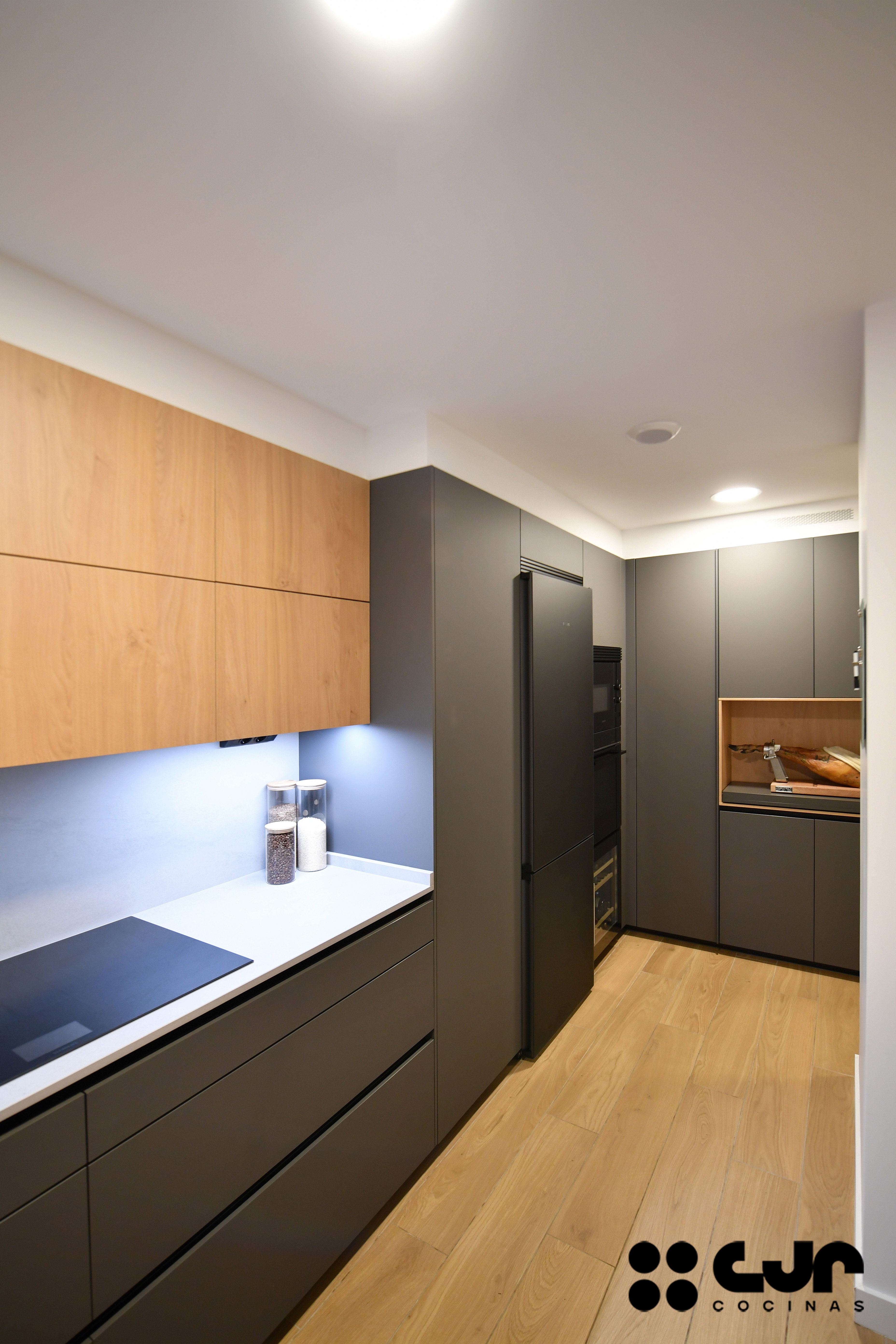 Cocina gris antracita y madera: cómo integrar columnas y crear un diseño equilibrado Cocinas CJR