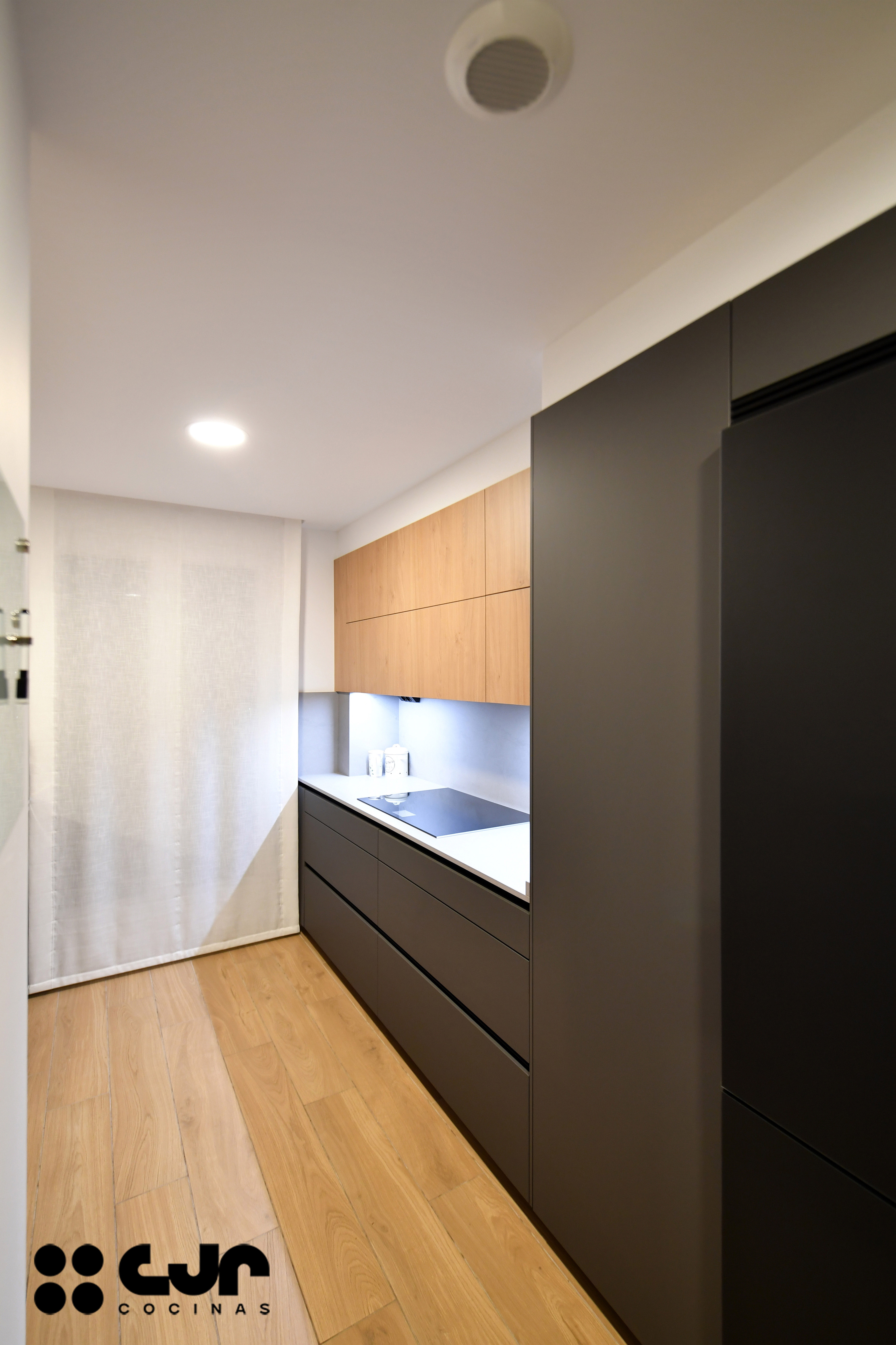 Cocina gris antracita y madera: cómo integrar columnas y crear un diseño equilibrado Cocinas CJR