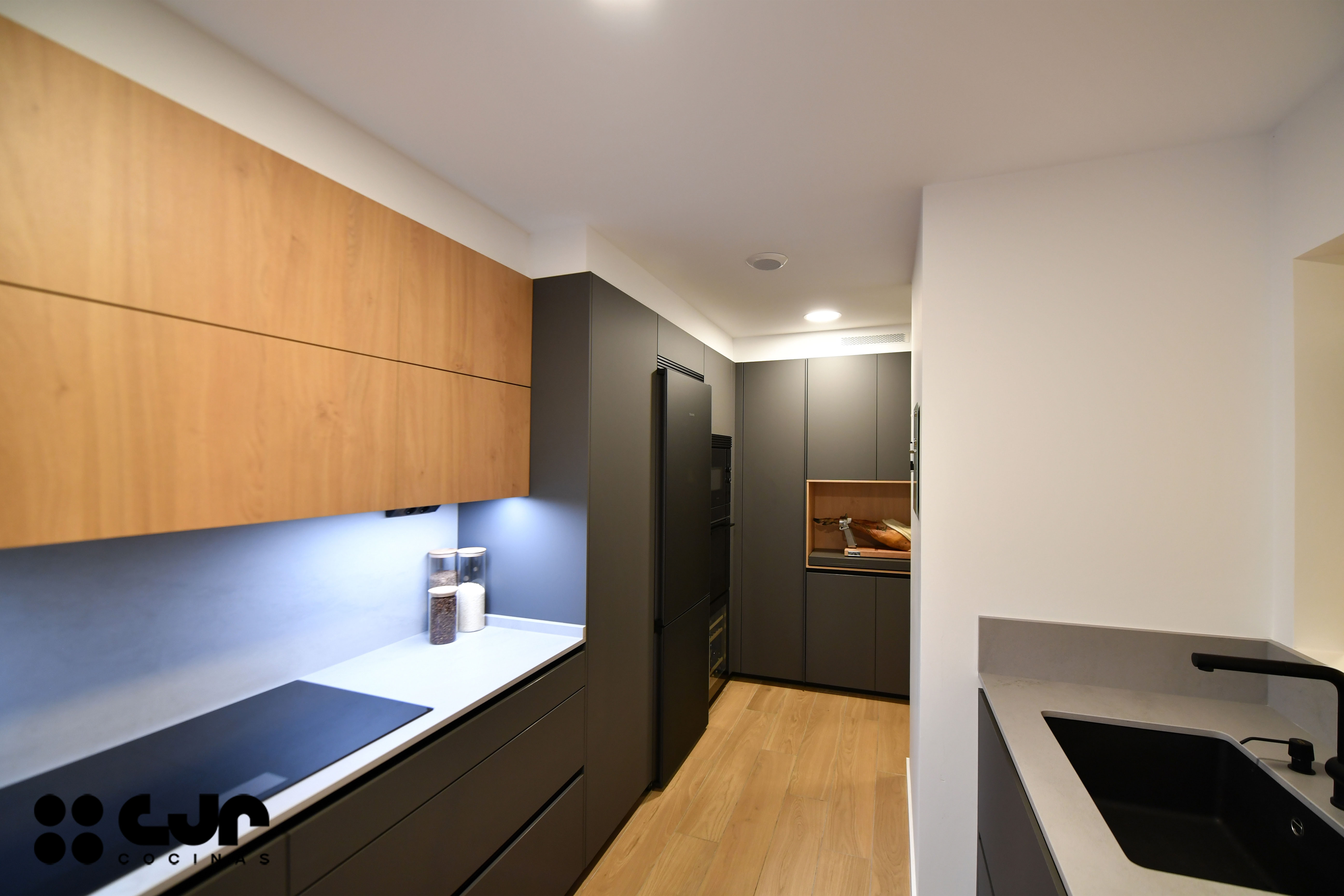 Cocina gris antracita y madera: cómo integrar columnas y crear un diseño equilibrado Cocinas CJR