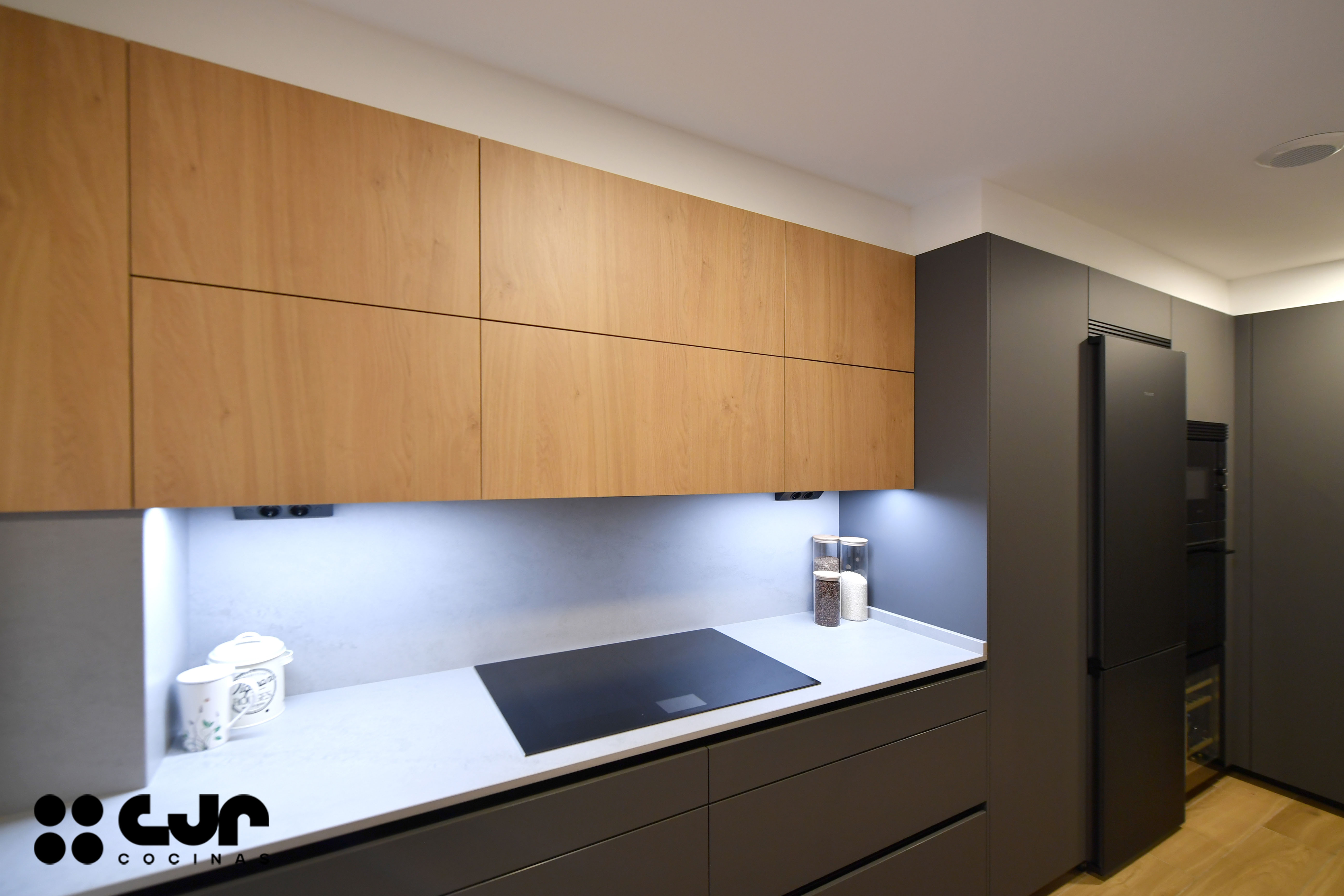 Cocina gris antracita y madera: cómo integrar columnas y crear un diseño equilibrado Cocinas CJR