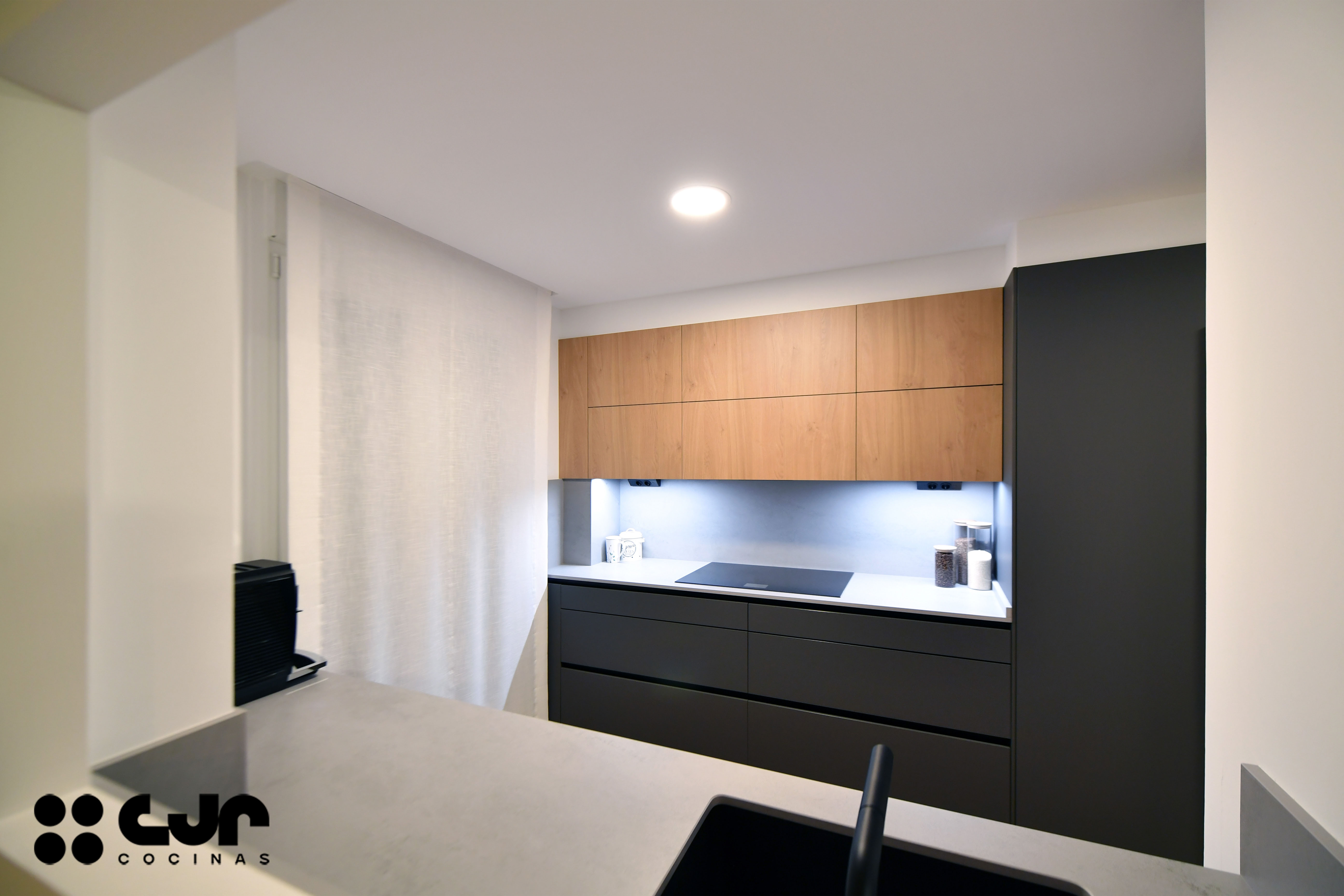 Cocina gris antracita y madera: cómo integrar columnas y crear un diseño equilibrado Cocinas CJR