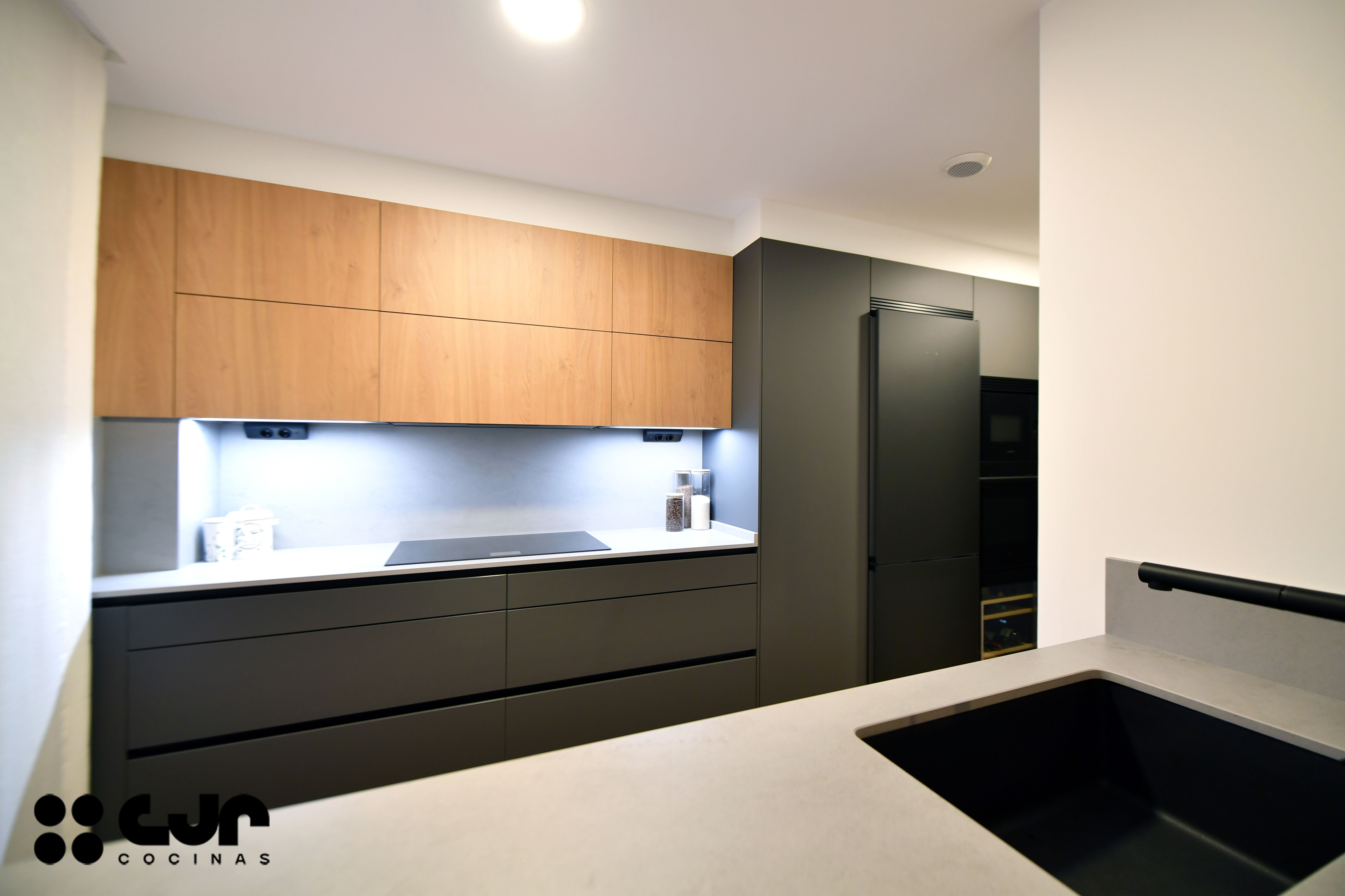 Cocina gris antracita y madera: cómo integrar columnas y crear un diseño equilibrado Cocinas CJR