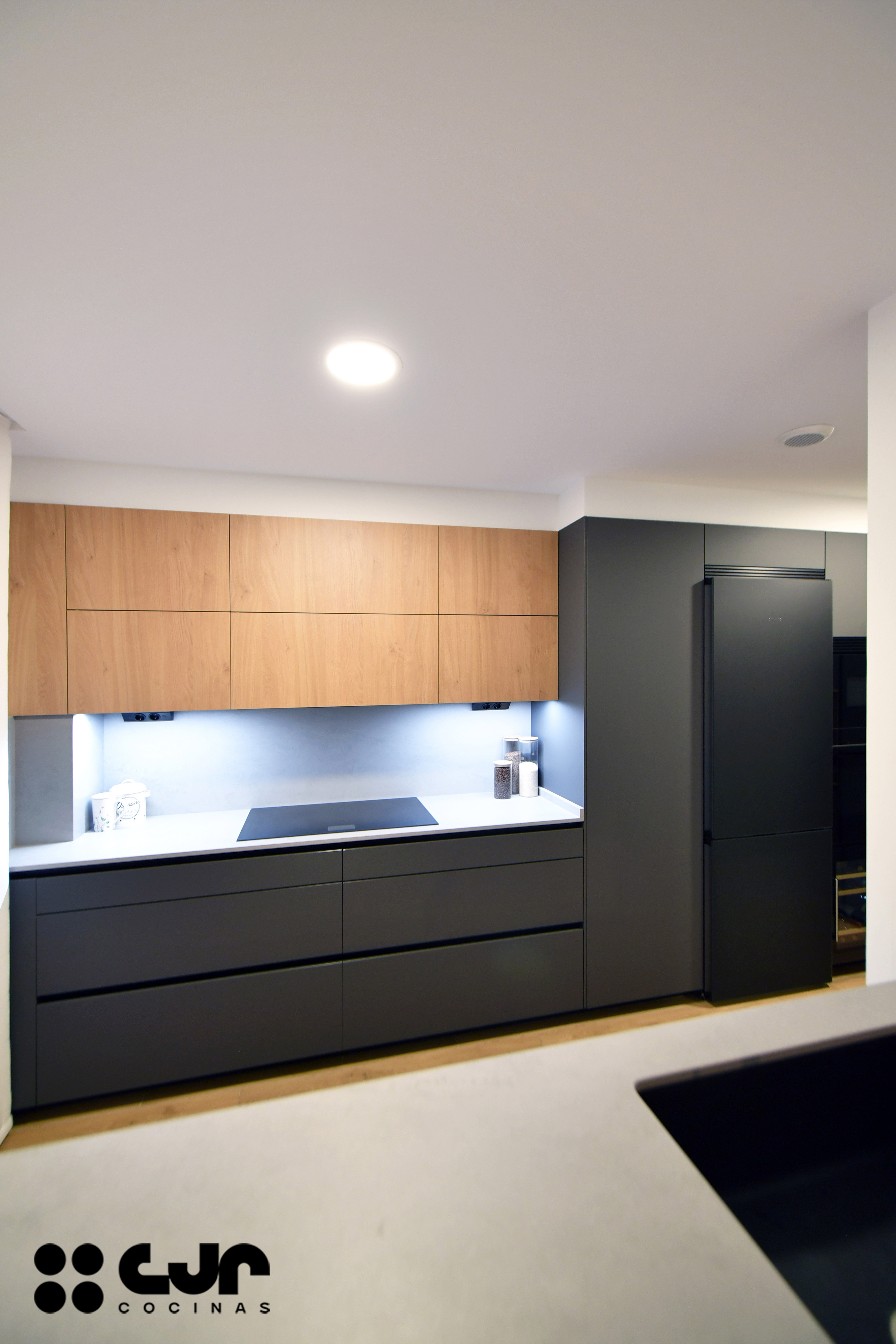 Cocina gris antracita y madera: cómo integrar columnas y crear un diseño equilibrado Cocinas CJR