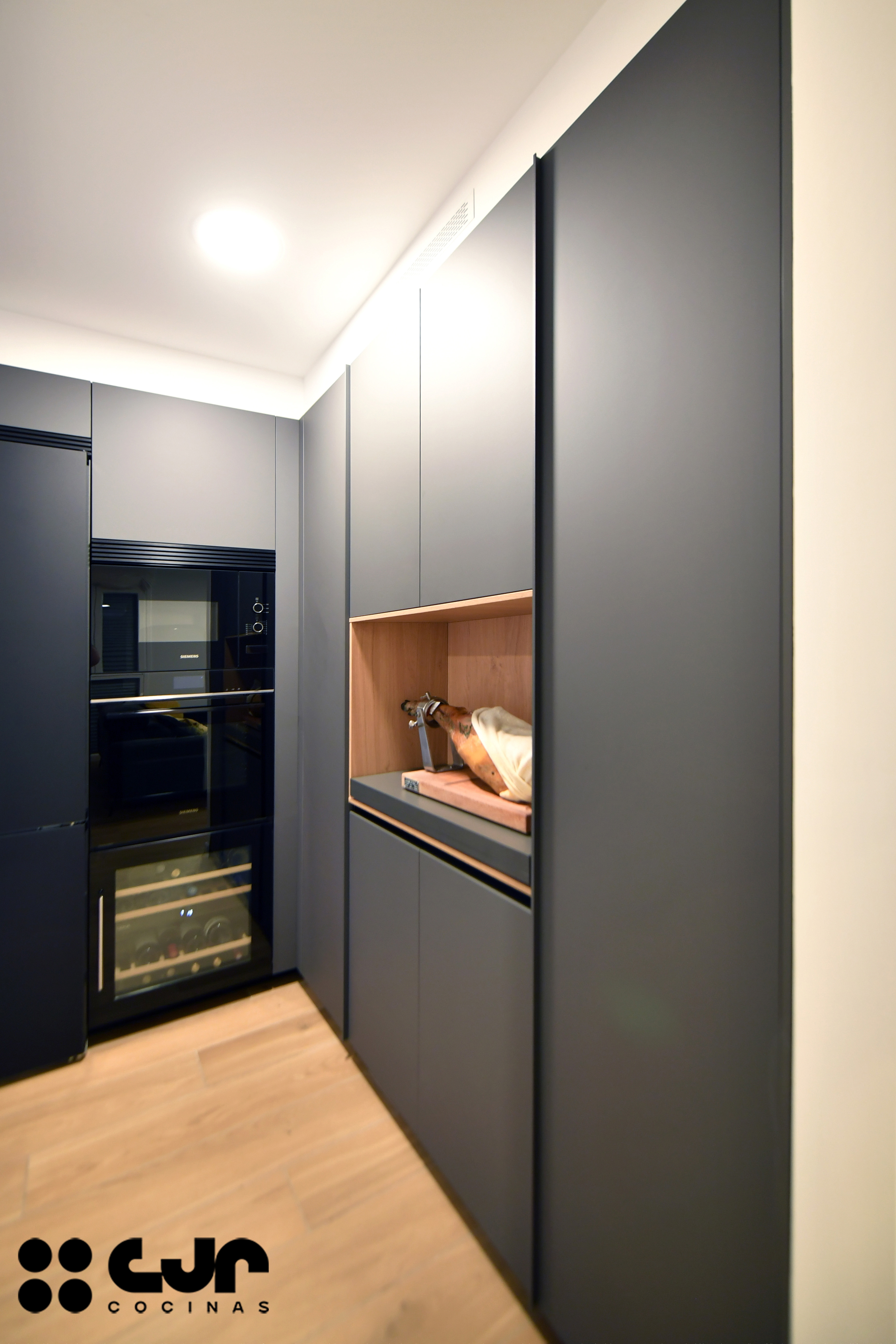 Cocina gris antracita y madera: cómo integrar columnas y crear un diseño equilibrado Cocinas CJR