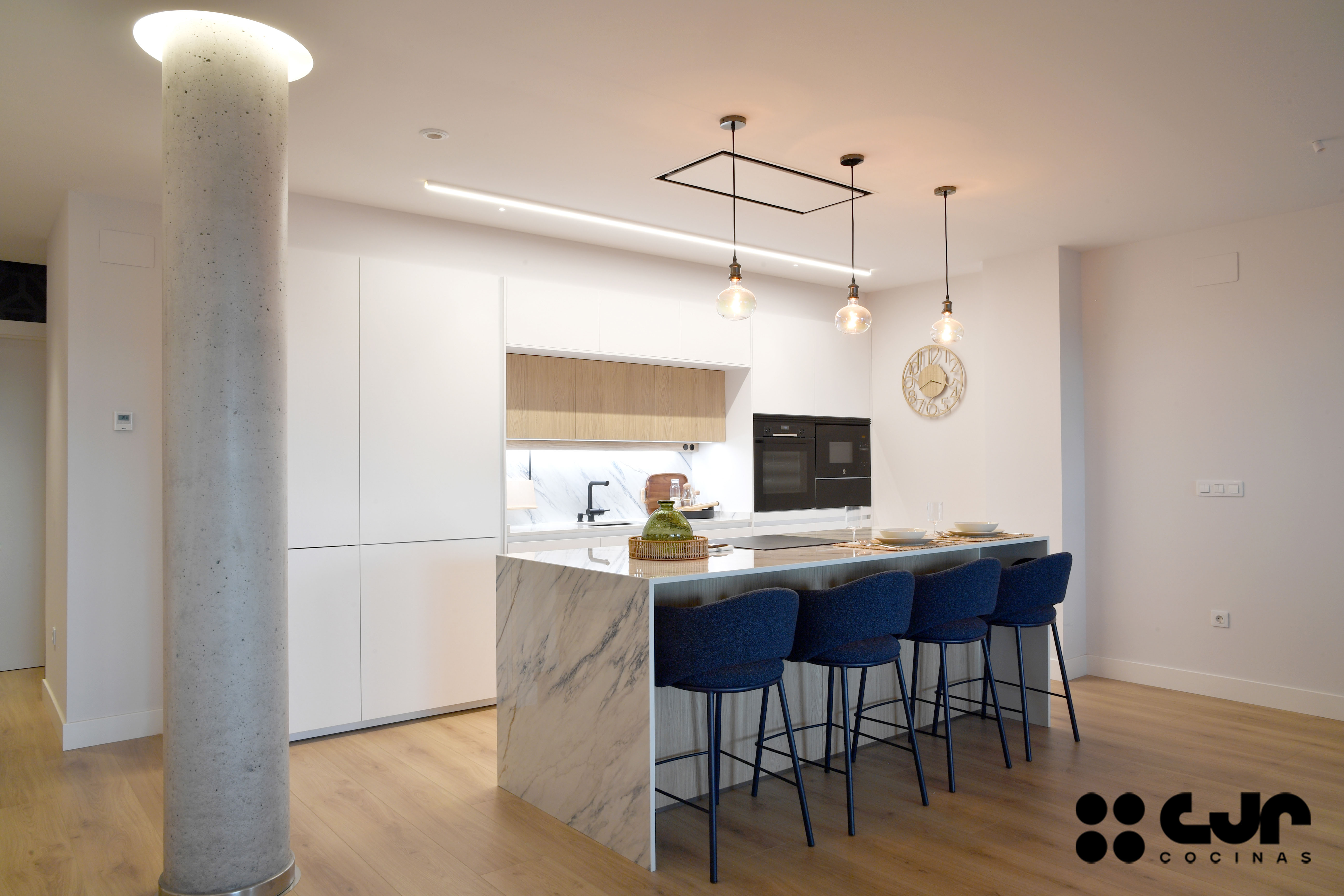 cocina blanca y madera con isla abierta al salón cocinas cjr